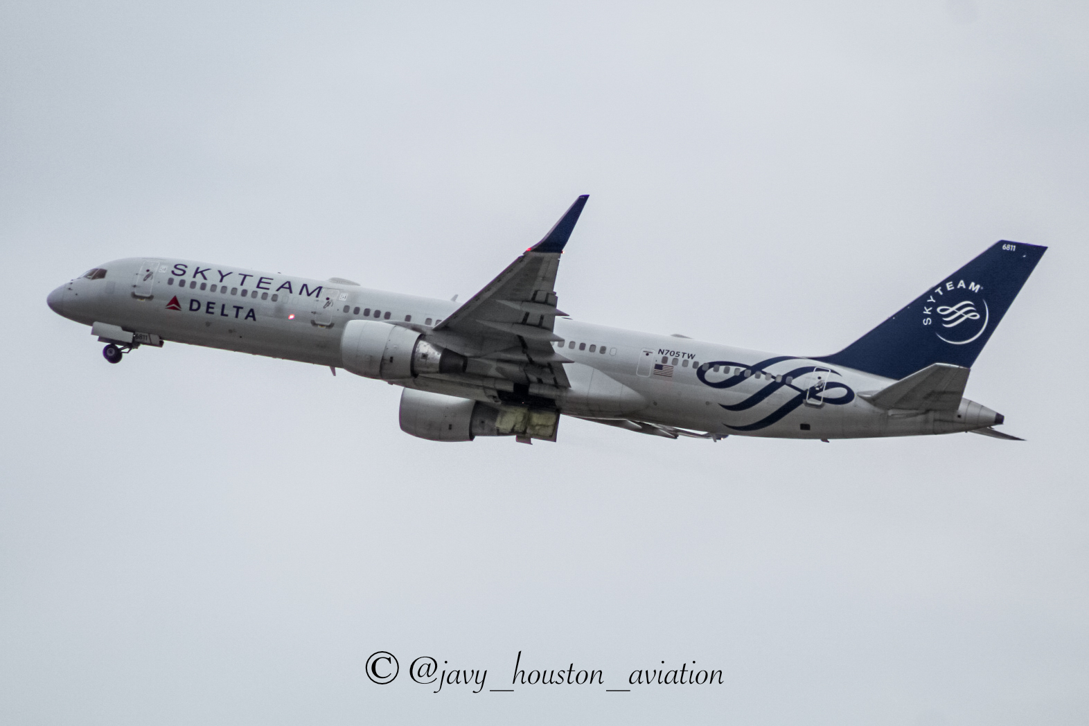 Full size: Delta Airlines Boeing 757-200 N705TW at John F. Kennedy International Airport