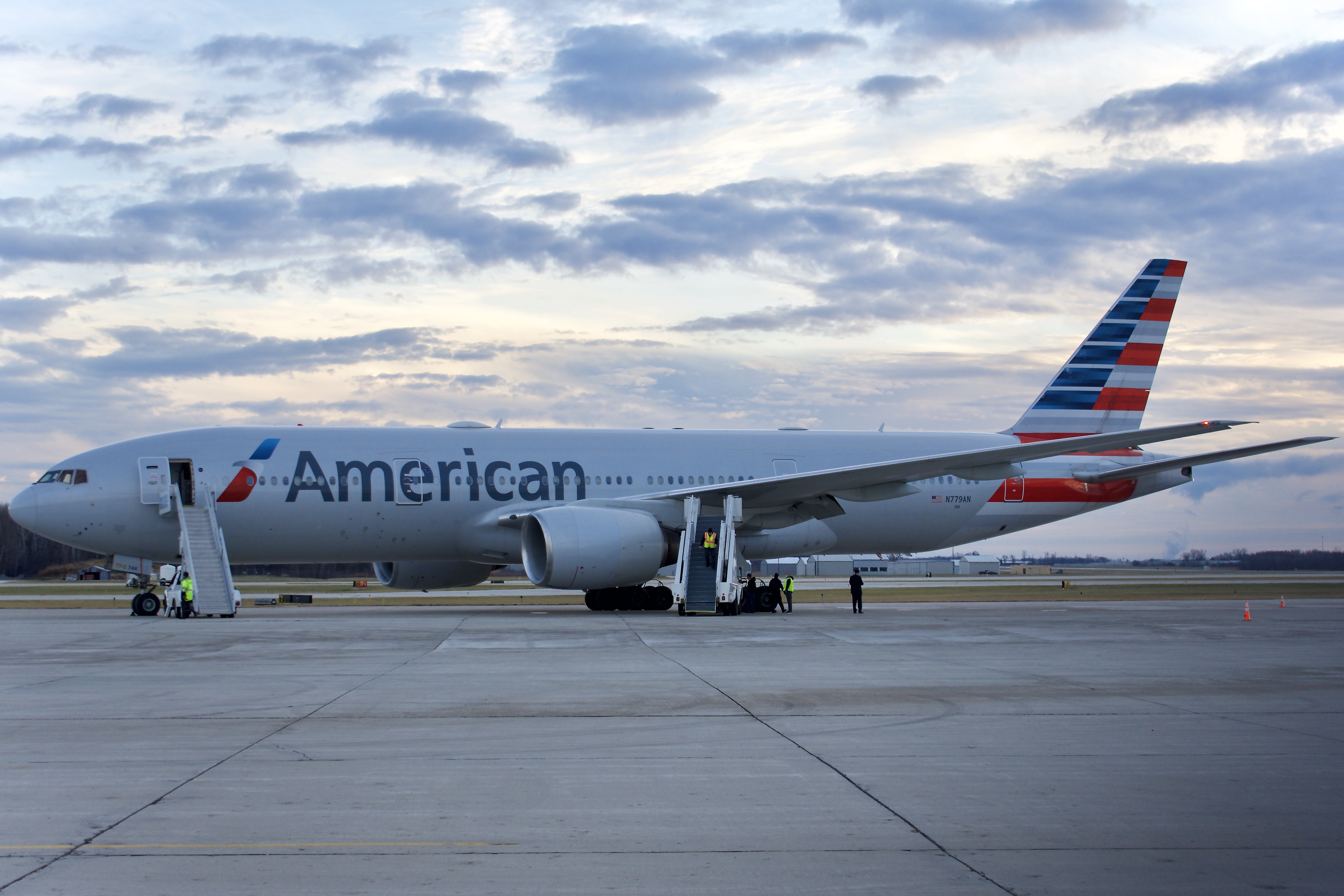 Full size: American Airlines Boeing 777-200ER N779AN at Green Bay-Austin Straubel International Airport