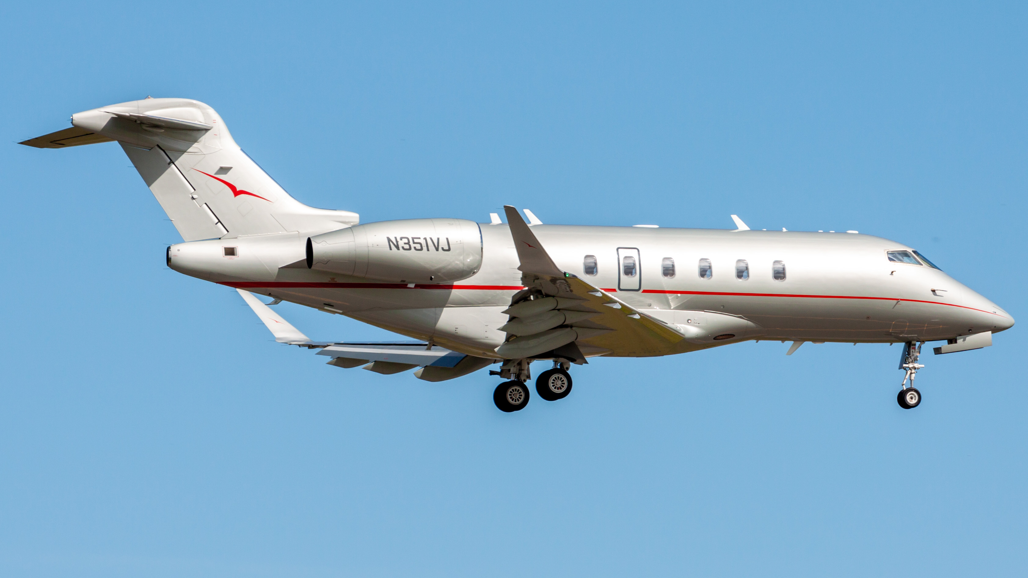 Full size: VistaJet Bombardier Challenger 350  N351VJ at Orlando International Airport