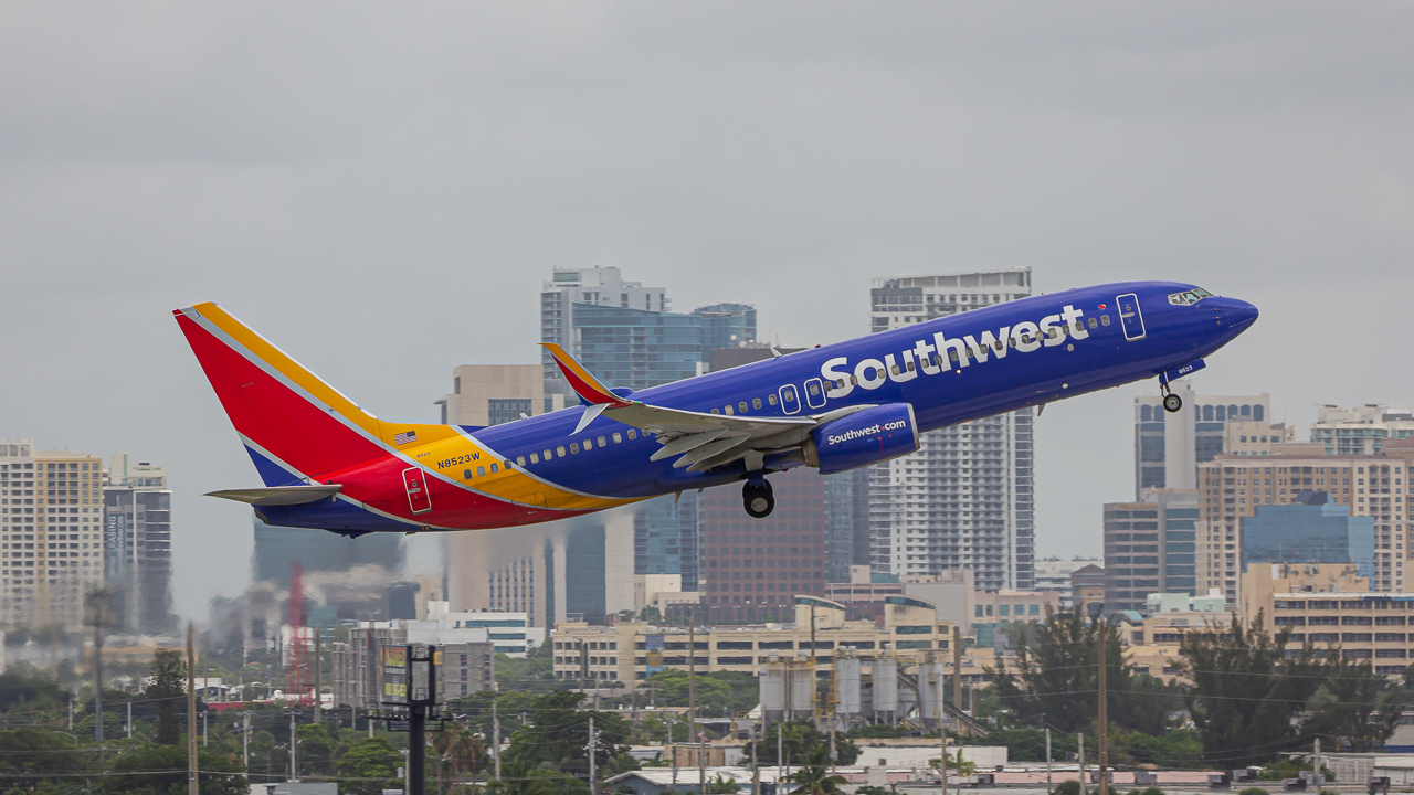 Full size: Southwest Airlines Boeing 737-800 N8523W at Fort Lauderdale/Hollywood International Airport