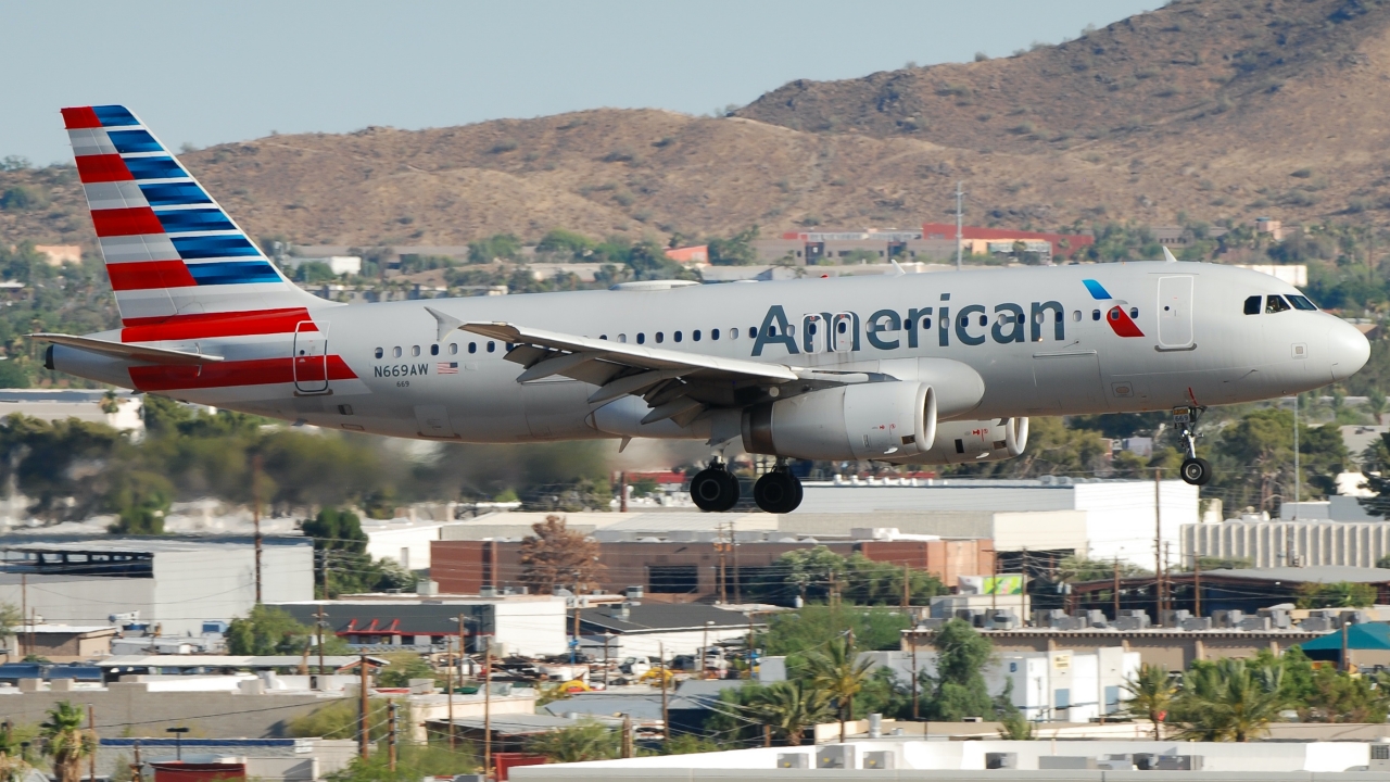 Full size: American Airlines Airbus A320 N669AW at Phoenix Sky Harbor International Airport