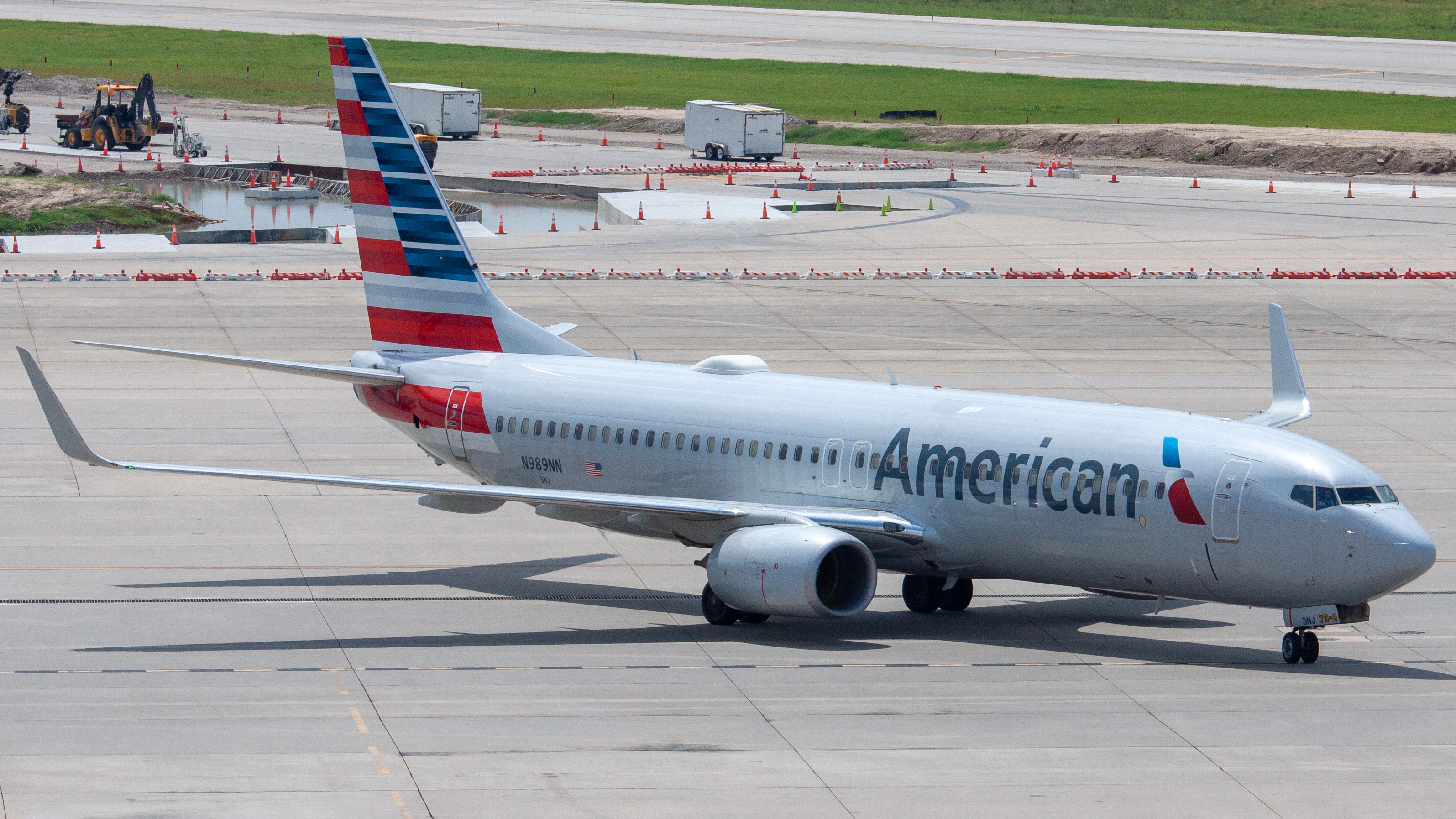 Full size: American Airlines Boeing 737-800 N989NN at Houston-George Bush Intercontinental Airport