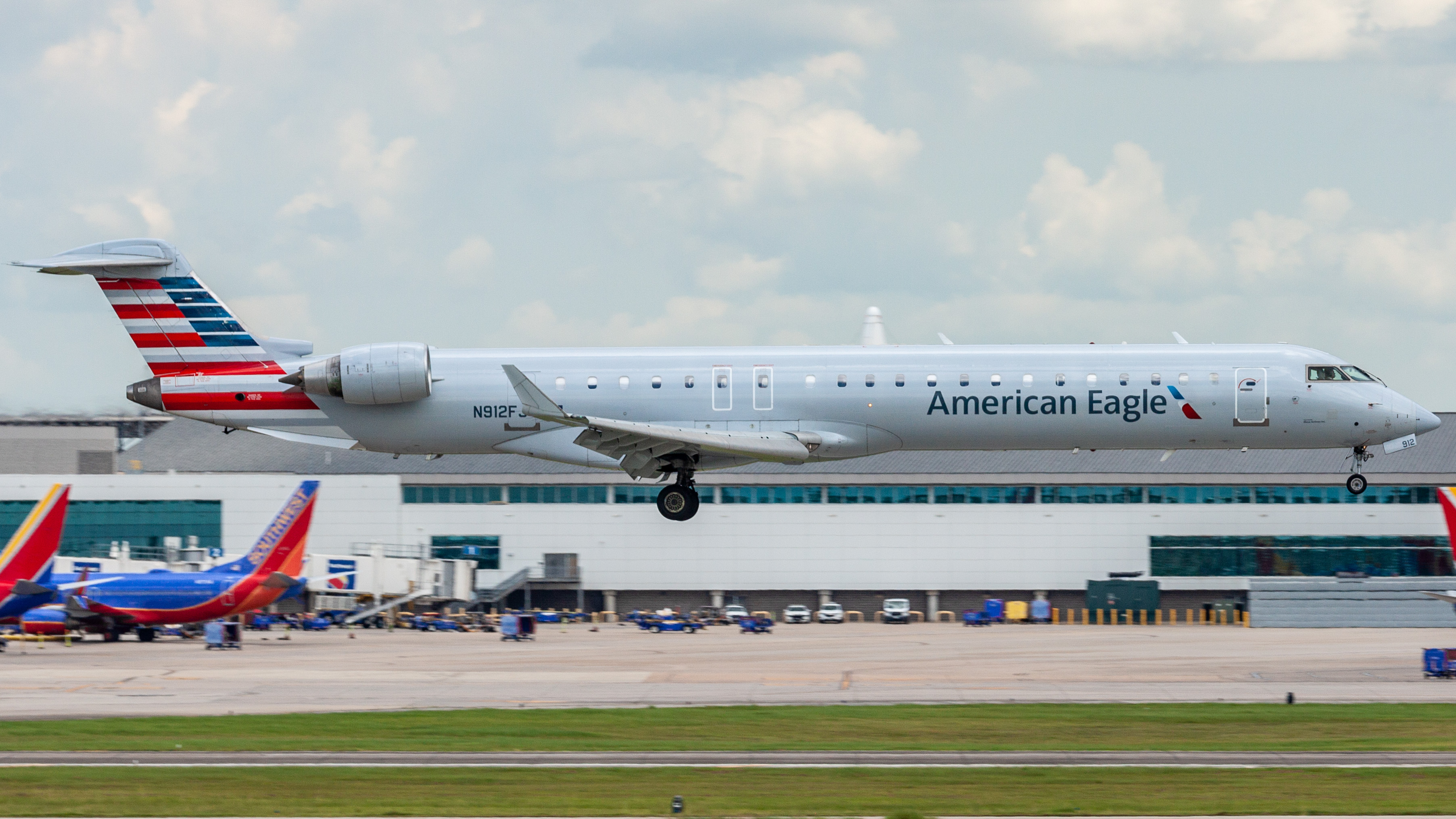 Full size: American Eagle Mitsubishi CRJ-900 N912FJ at William P Hobby Airport