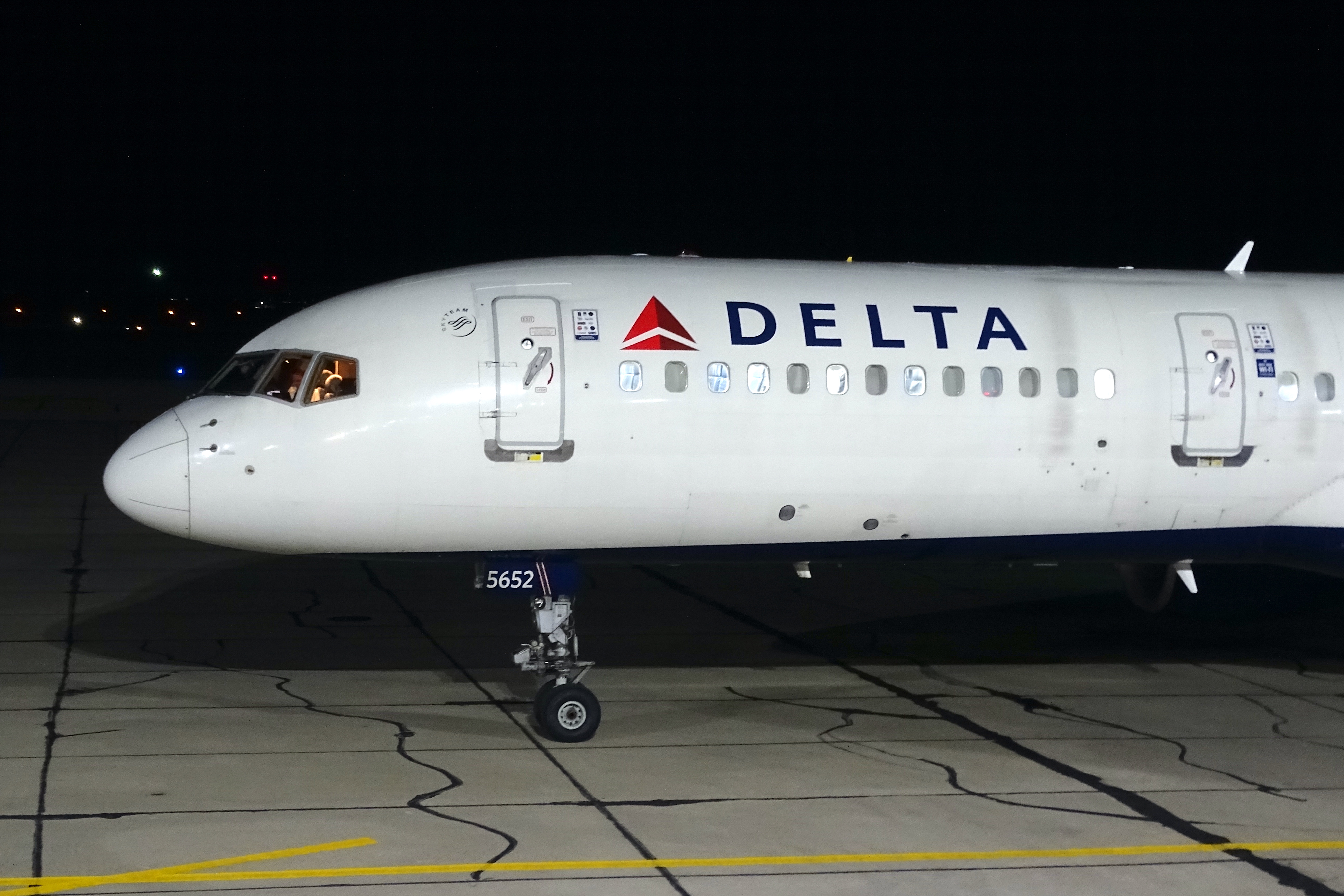 Full size: Delta Airlines Boeing 757-200 N552NW at University of Illinois-Willard Airport