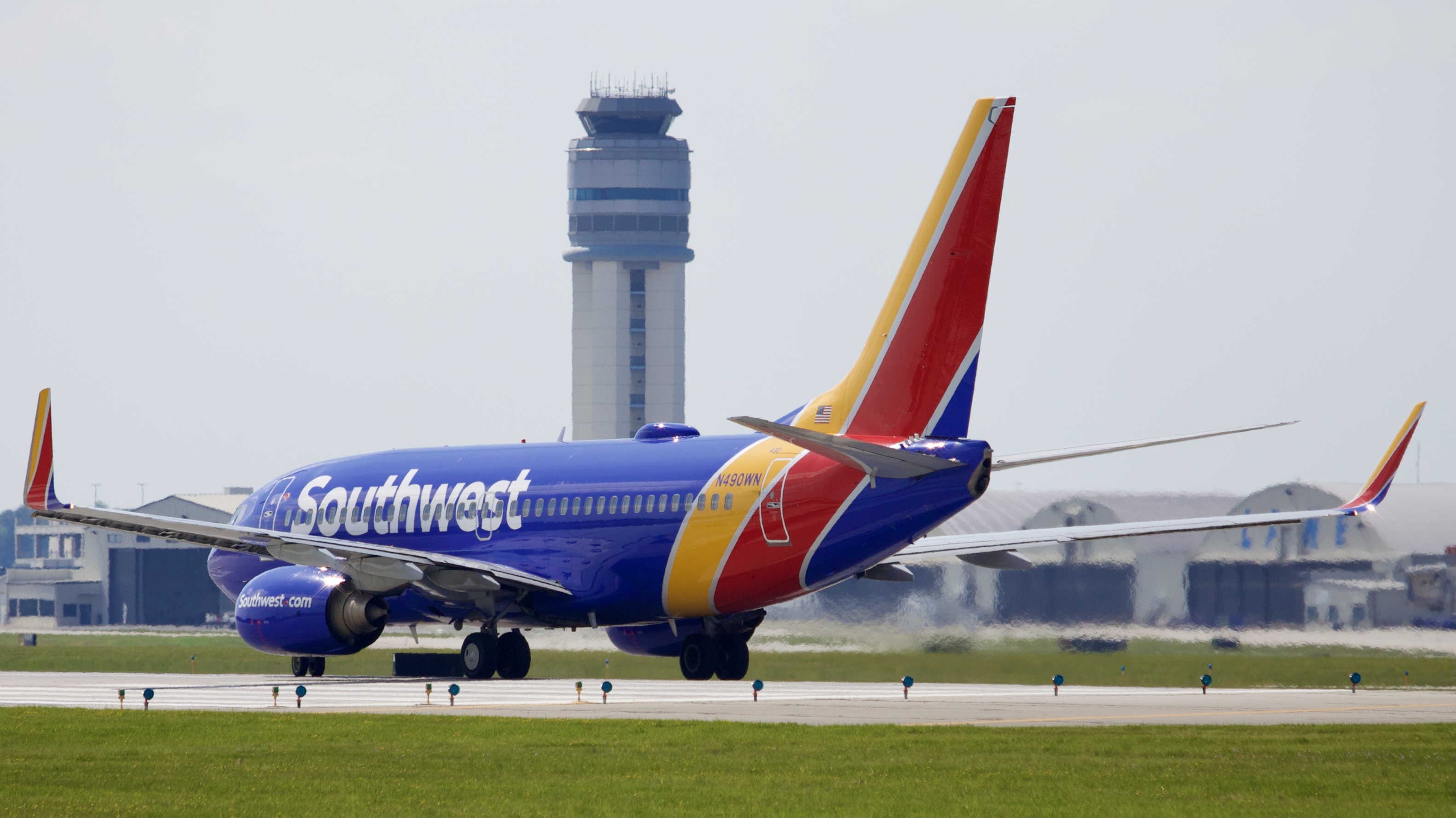 Full size: Southwest Airlines Boeing 737-700 N490WN at John Glenn Columbus International Airport