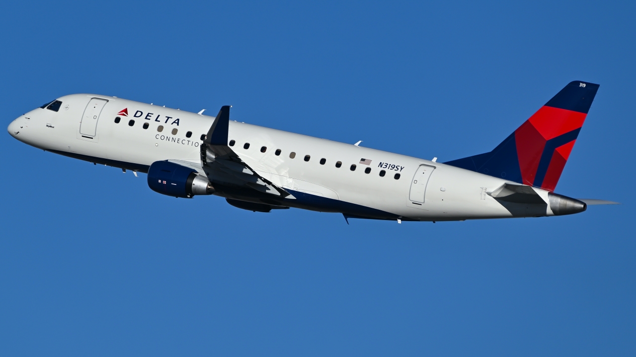 Full size: Delta Airlines Embraer E175 N319SY at Reno/Tahoe International Airport