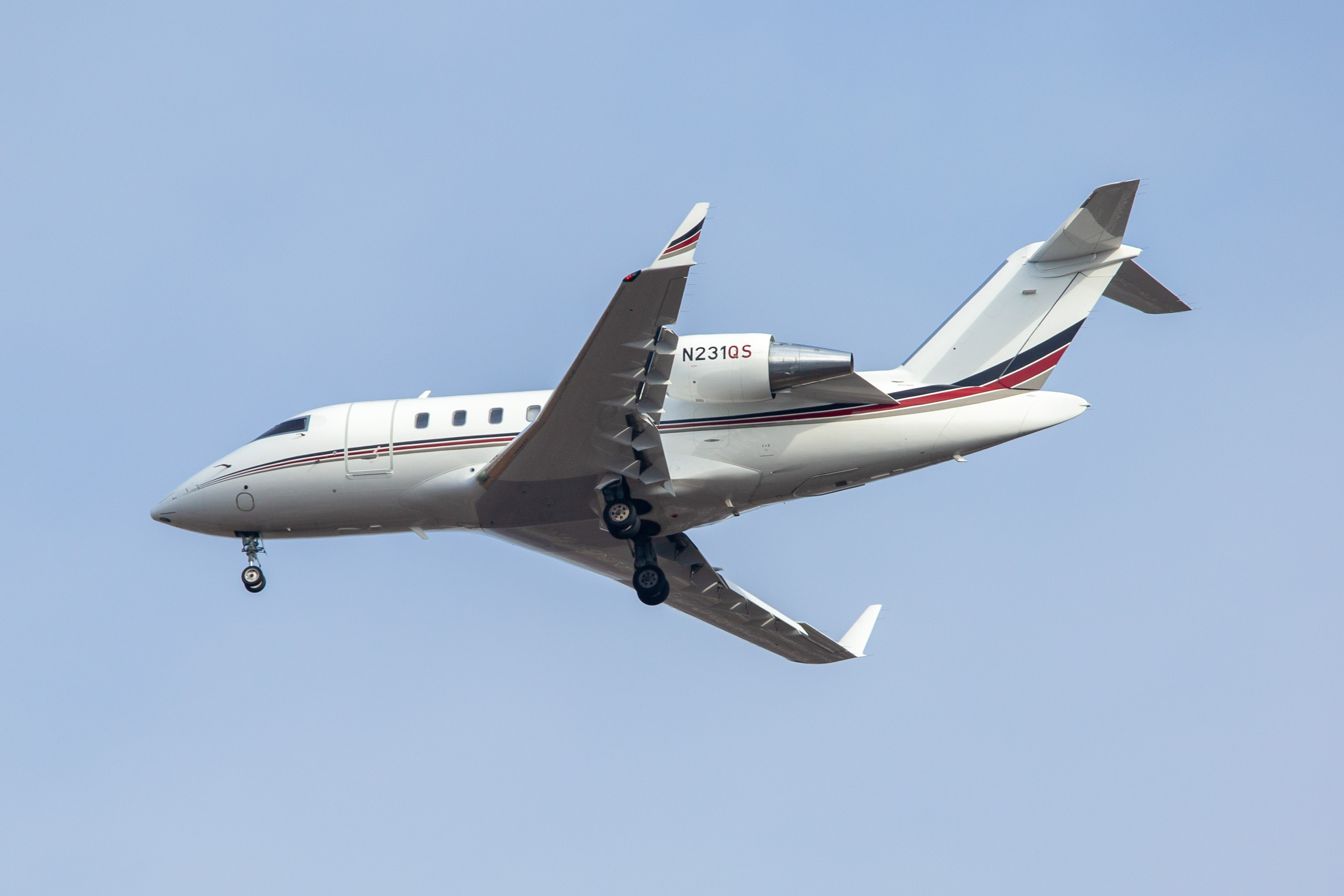 Full size: NetJets Bombardier Challenger 650 N231QS at Baltimore/Washington International Thurgood Marshall Airport