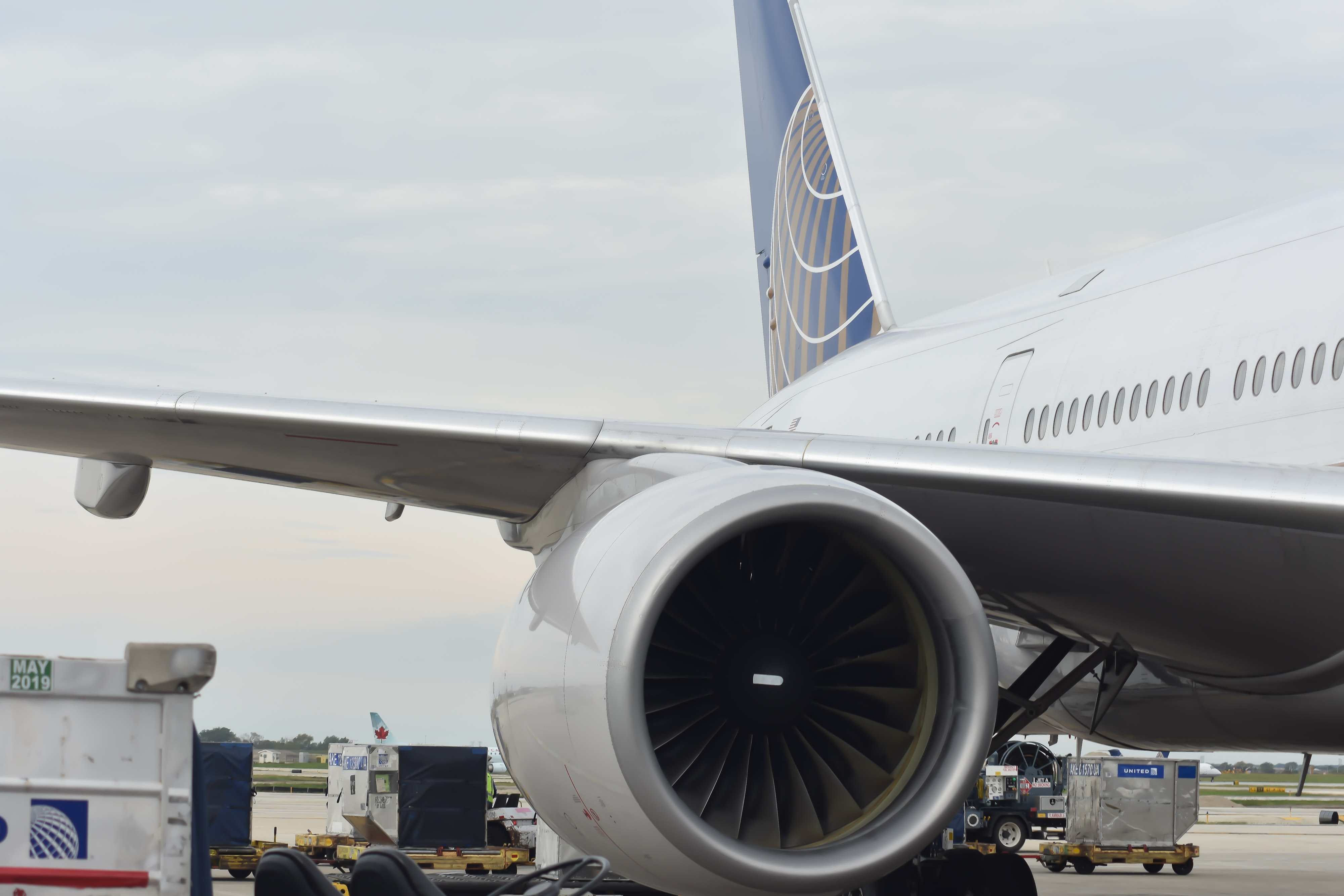 Full size: United Airlines Boeing 777-200 N785UA at Chicago O'Hare International Airport