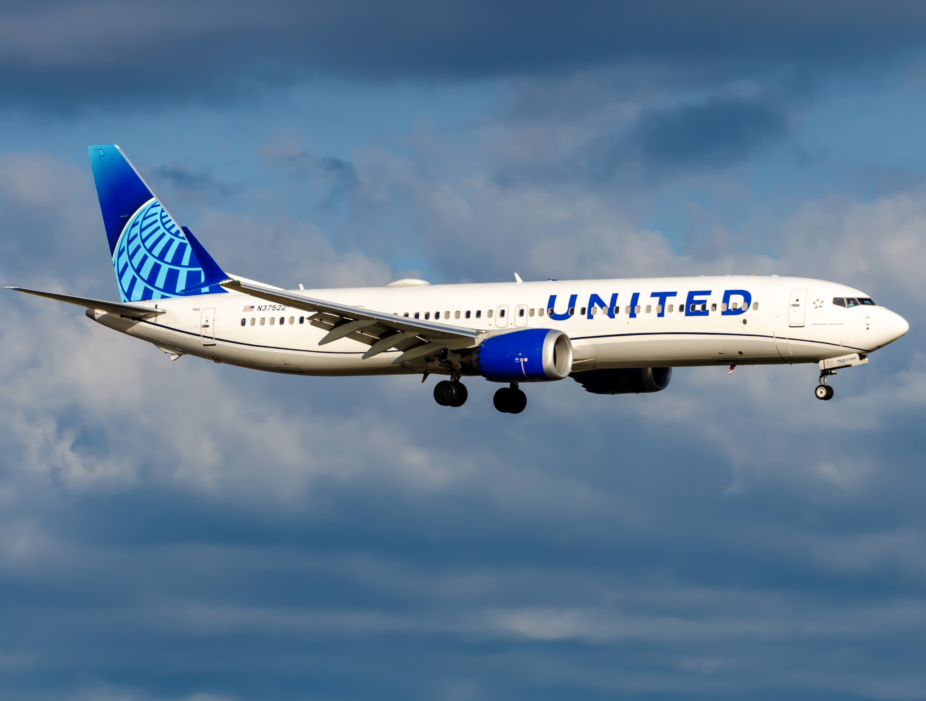 Full size: United Airlines Boeing 737 MAX 9 N37522 at Newark Liberty International Airport