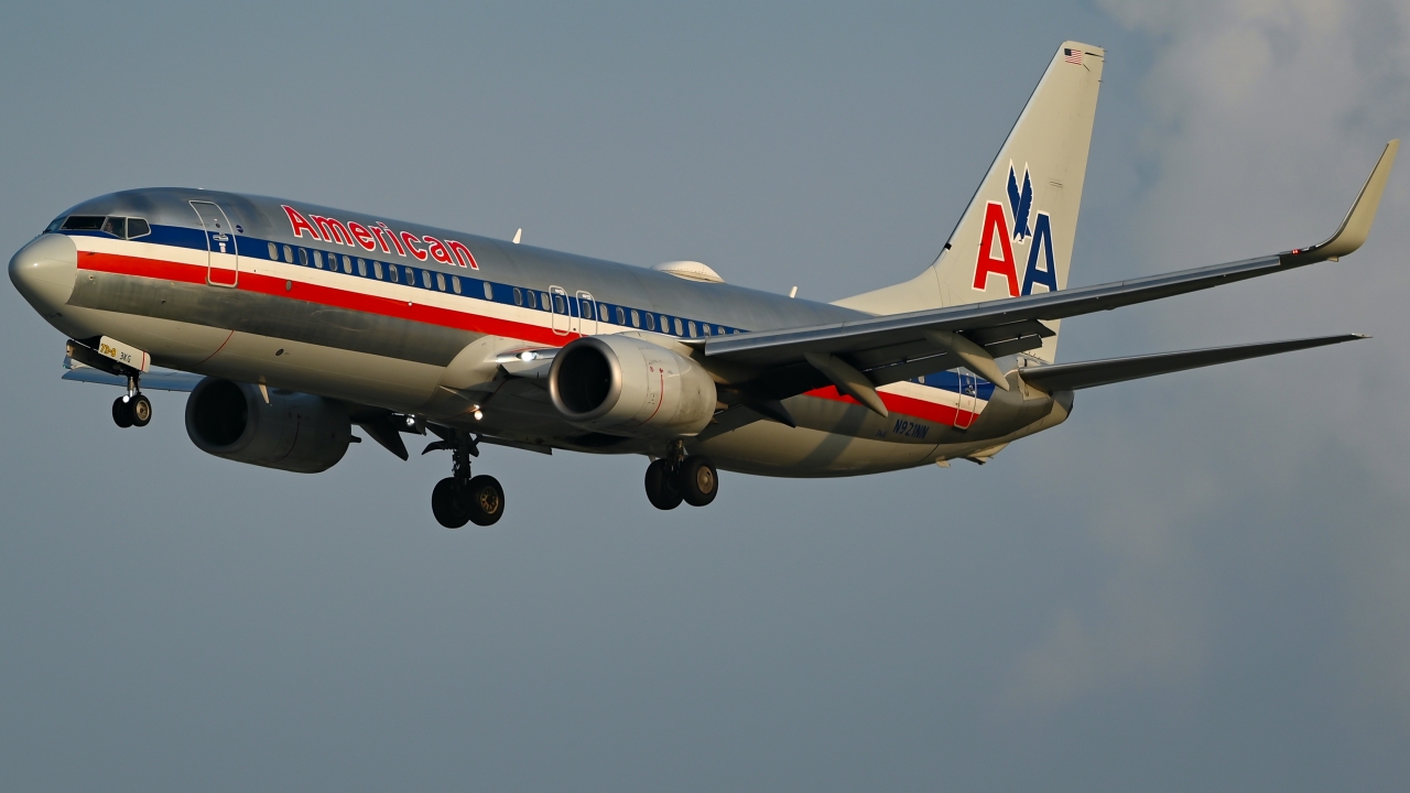 Full size: American Airlines Boeing 737-800 N921NN at Dallas-Fort Worth International Airport