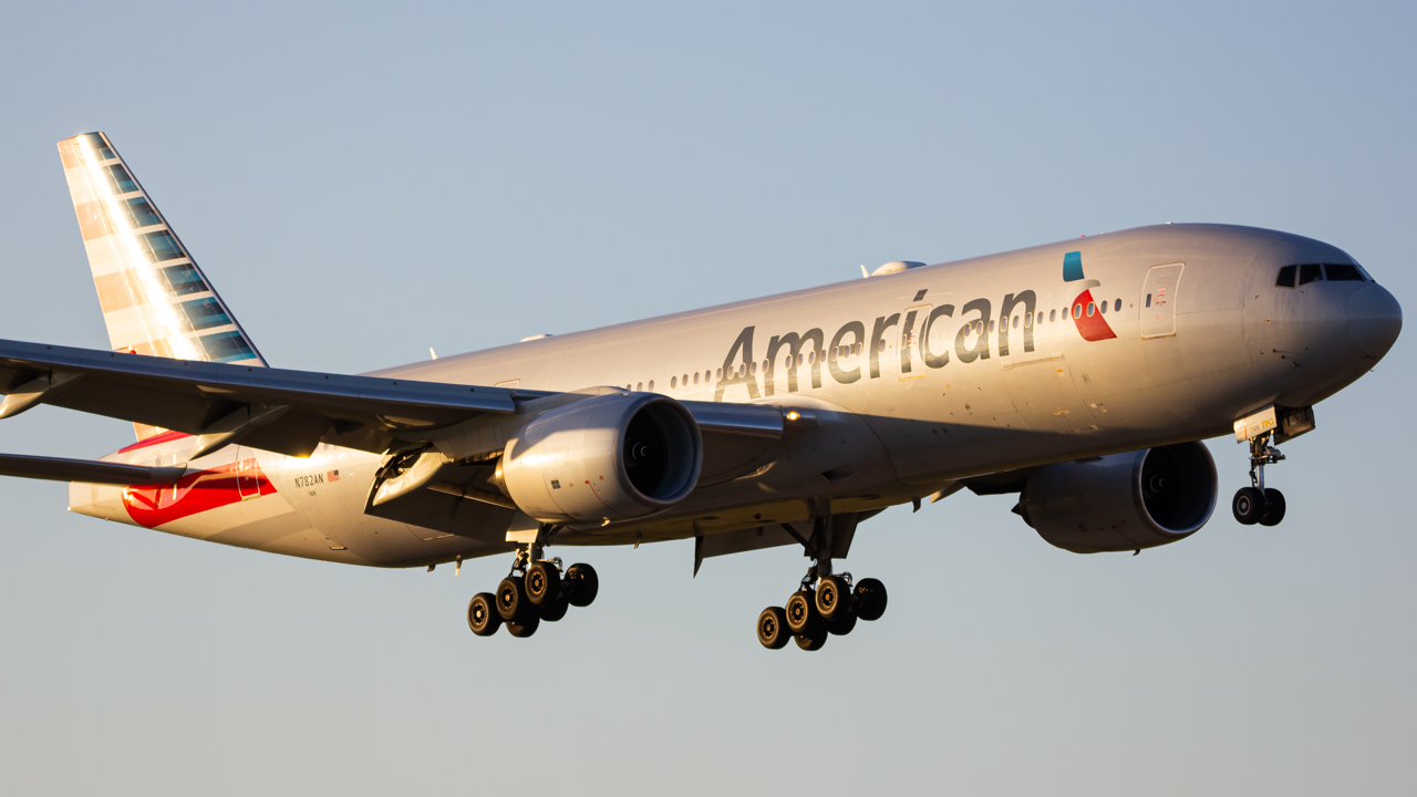 Full size: American Airlines Boeing 777-200ER N782AN at Miami International Airport