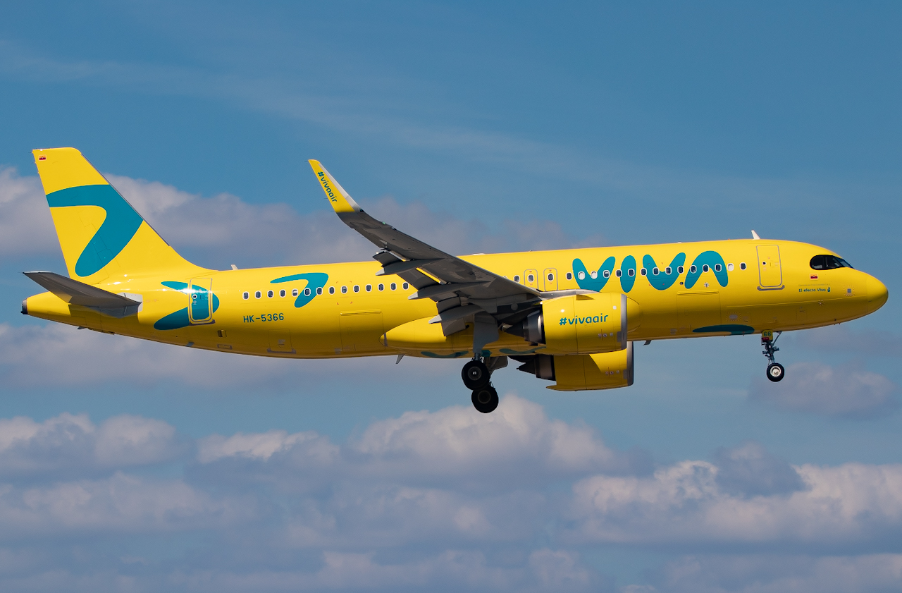 Full size: Viva Air Airbus A320NEO HK-5366 at Miami International Airport