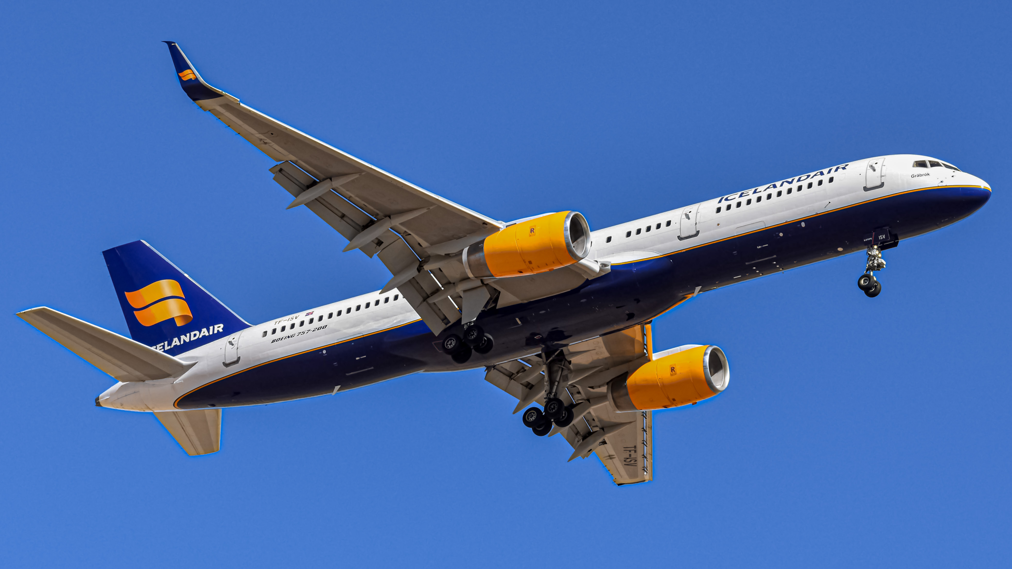 Full size: Iceland Air Boeing 757-200 TF-ISV at Denver International Airport