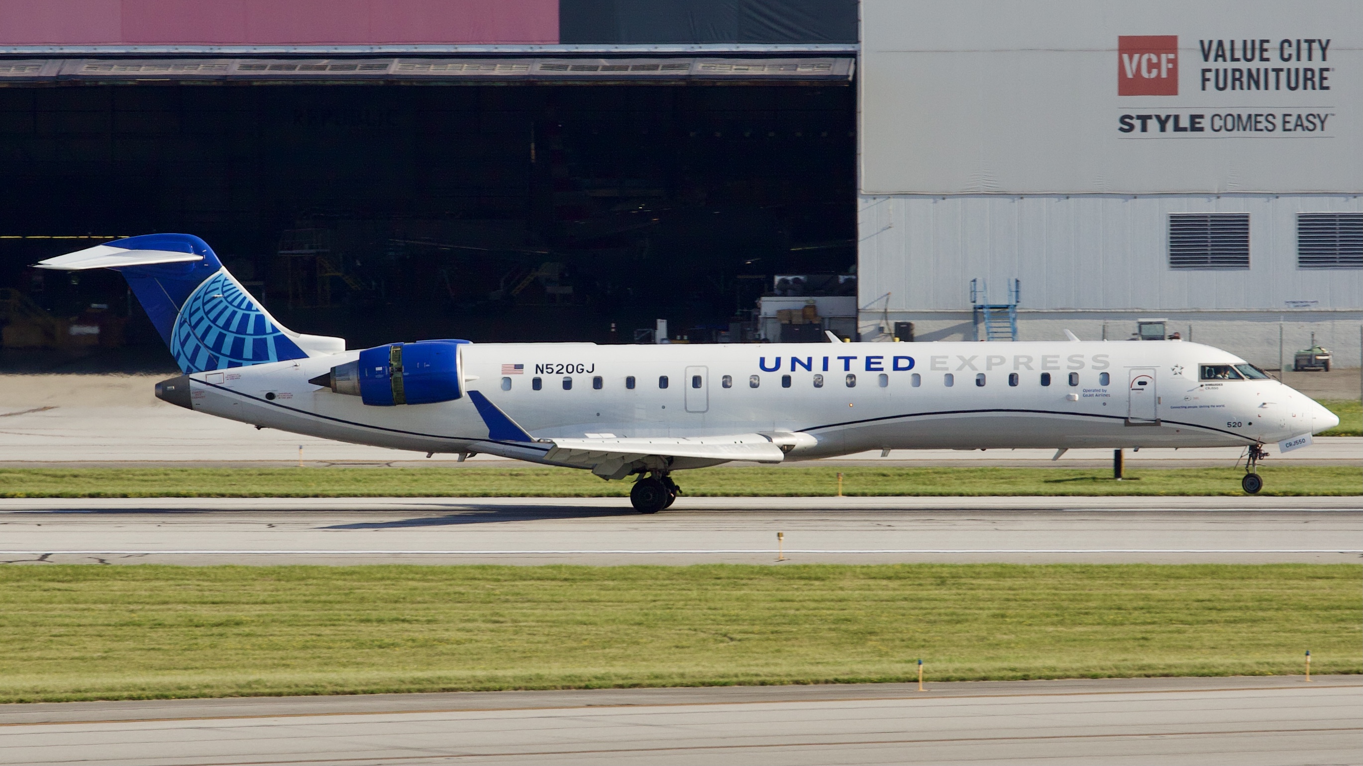 Full size: United Express Mitsubishi CRJ-550 N520GJ at John Glenn Columbus International Airport
