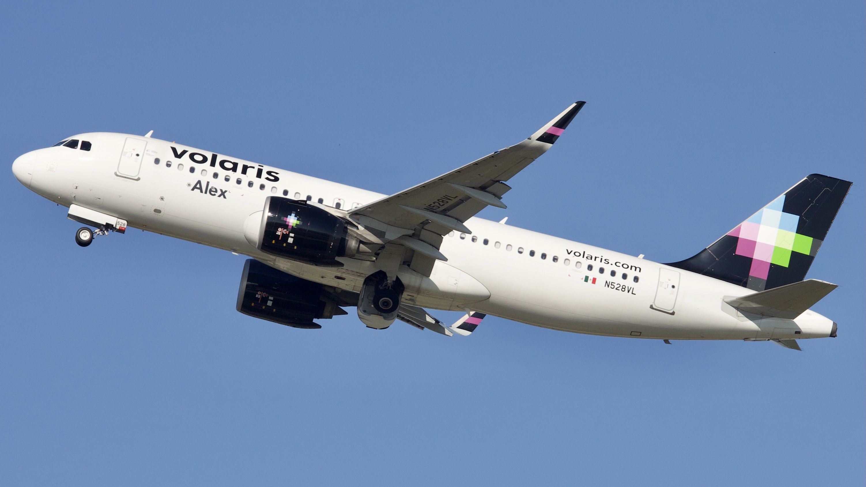 Full size: Volaris Airbus A320NEO N528VL at Houston-George Bush Intercontinental Airport