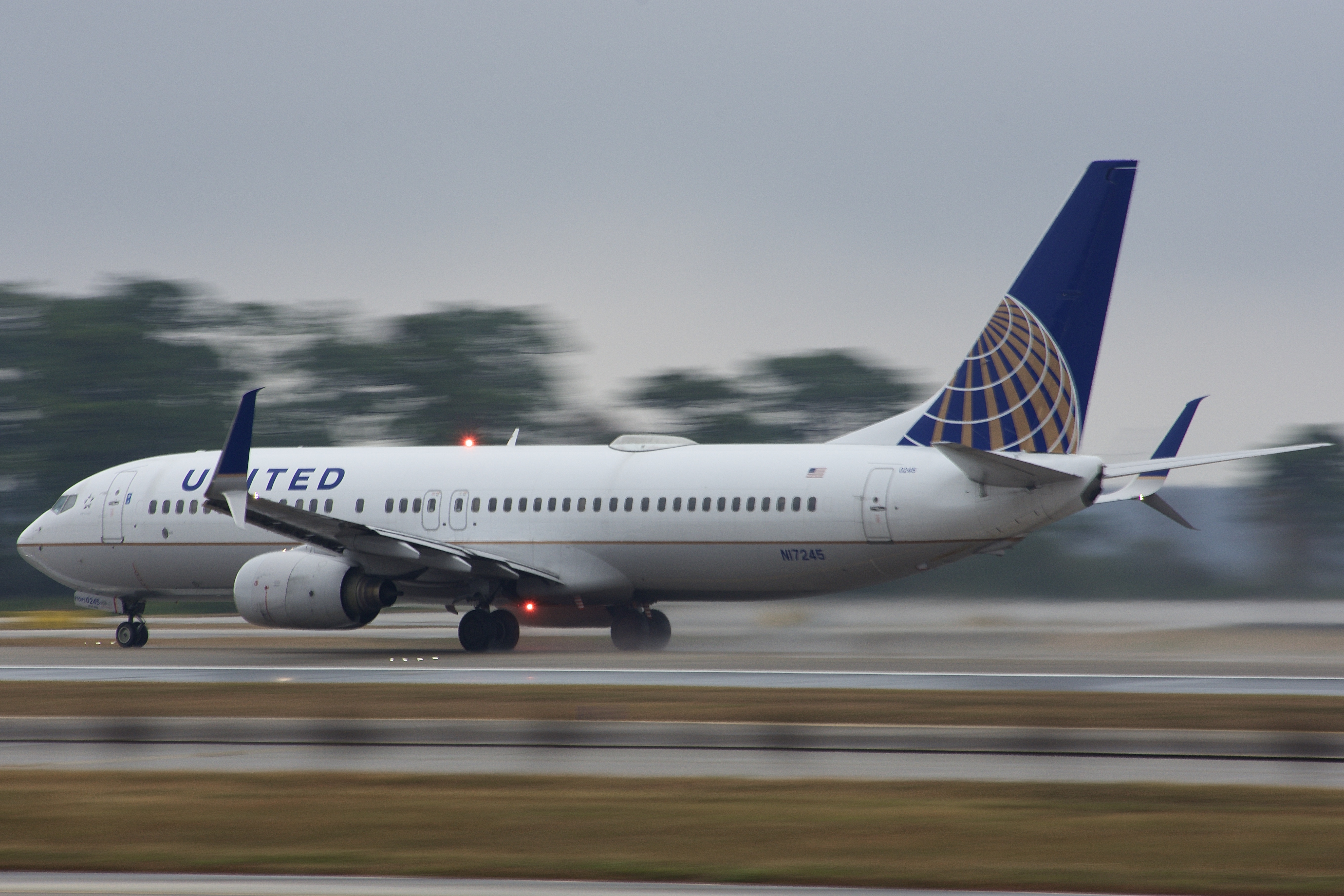 Full size: United Airlines Boeing 737-800 N17245 at Orlando International Airport