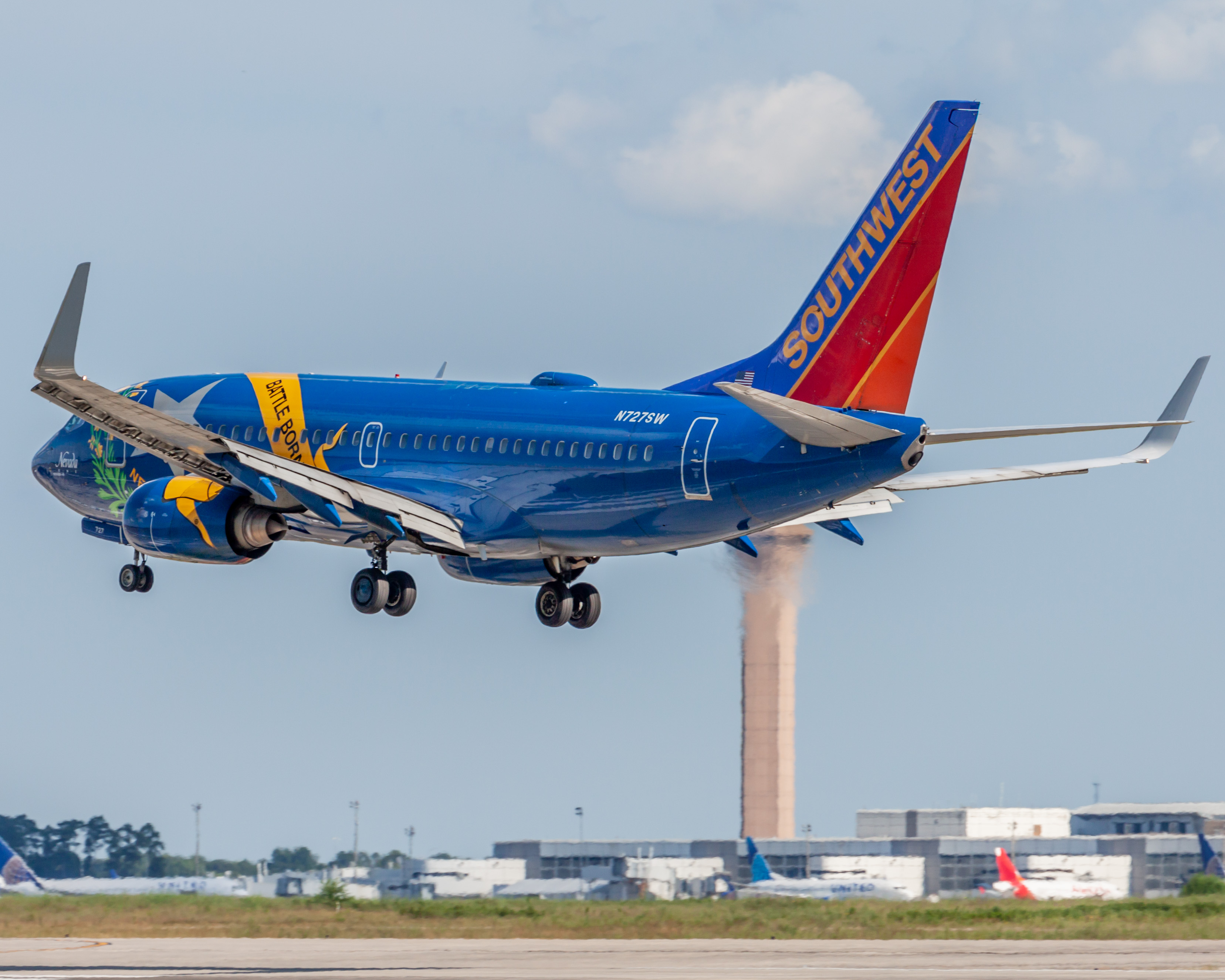 Full size: Southwest Airlines Boeing 737-700 N727SW at Houston-George Bush Intercontinental Airport