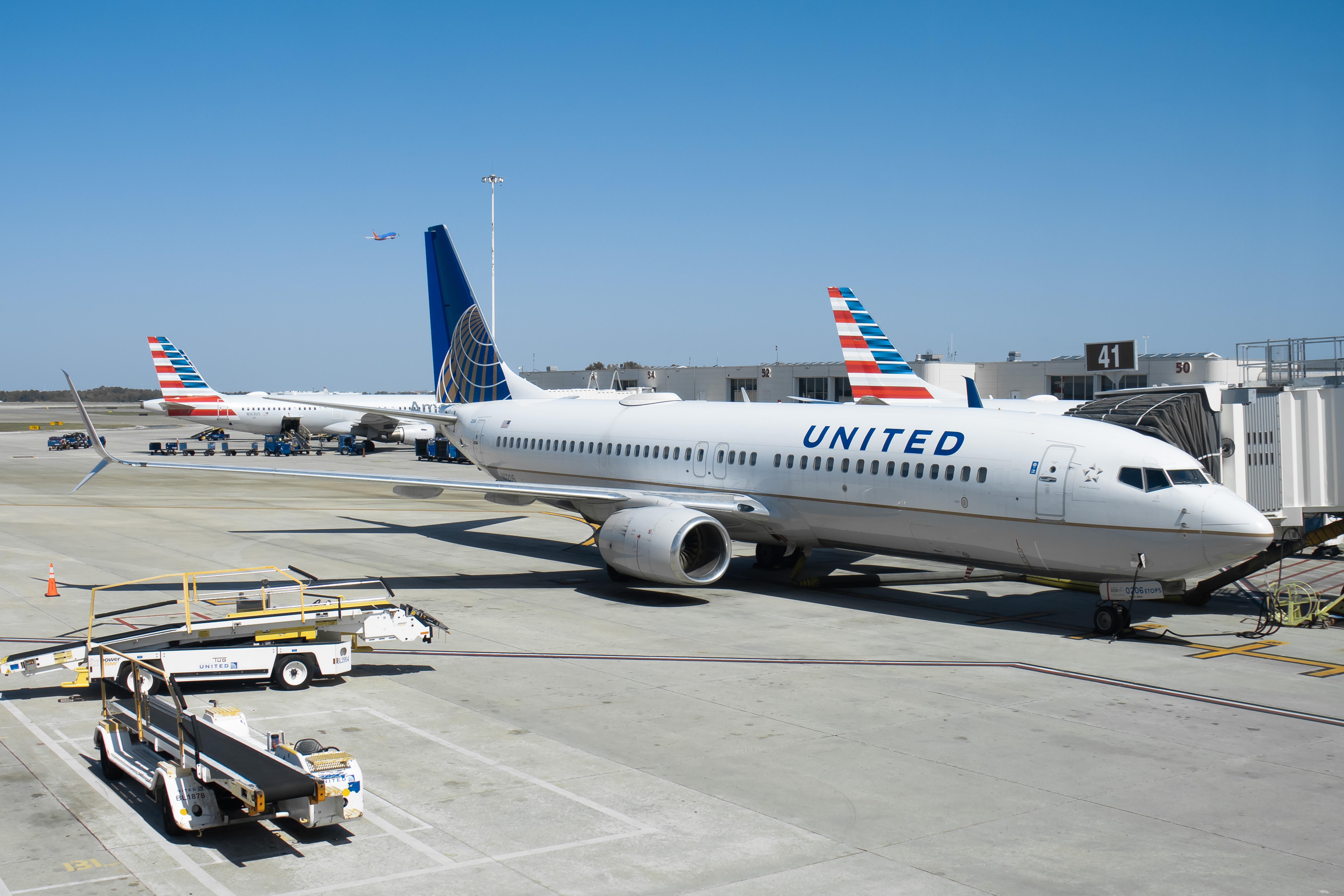 Full size: United Airlines Boeing 737-800 N11206 at Orlando International Airport