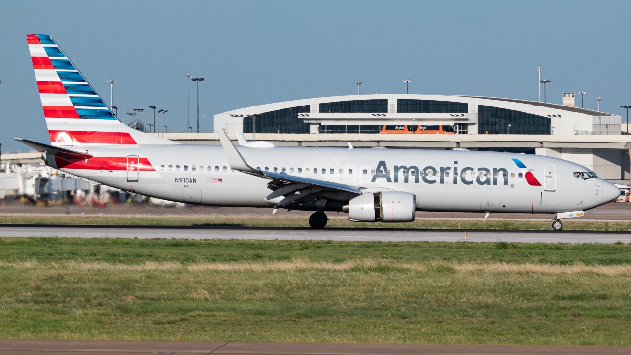 Full size: American Airlines Boeing 737-800 N910AN at Dallas-Fort Worth International Airport