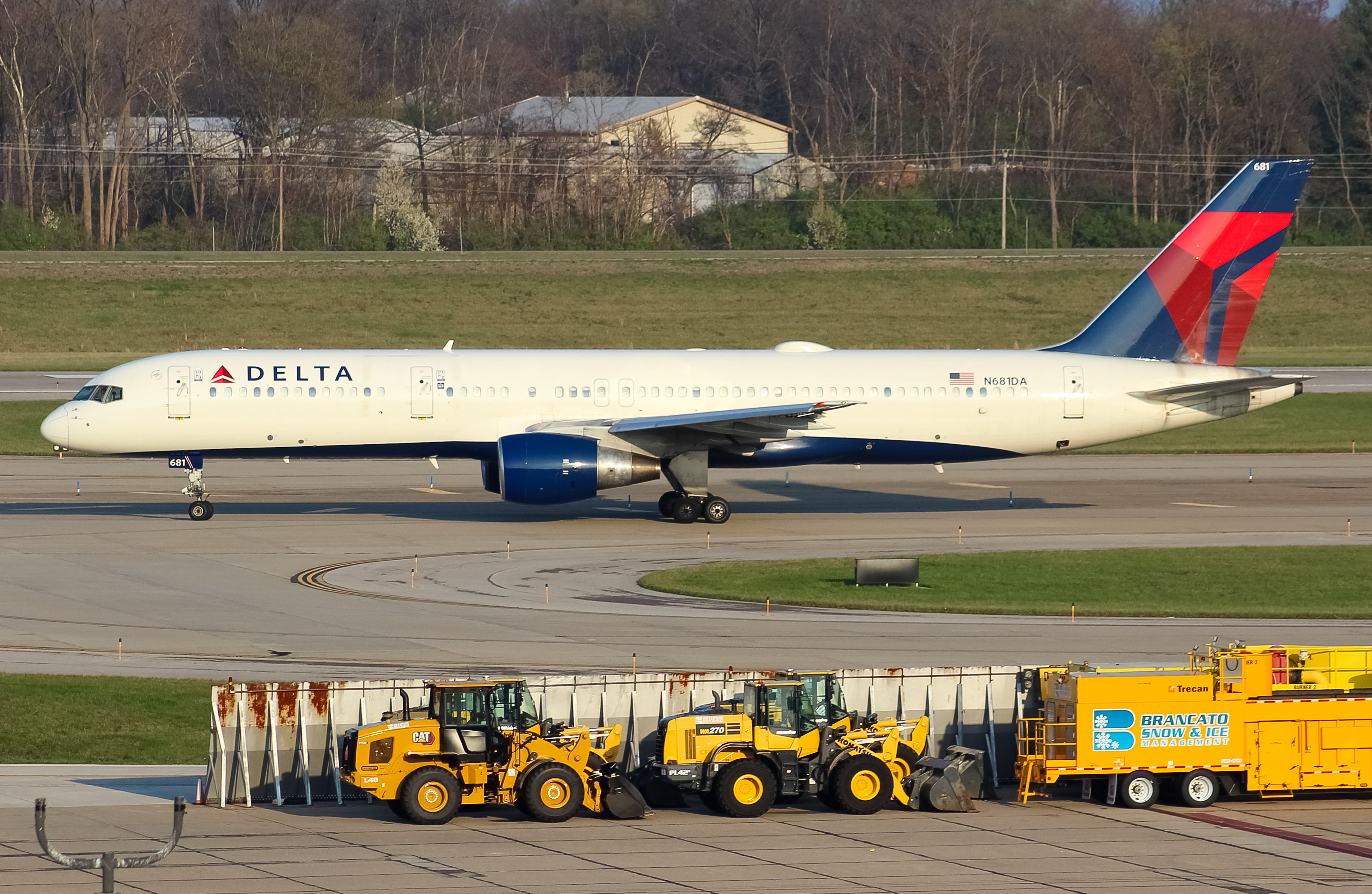 Full size: Delta Airlines Boeing 757-200 N681DA at Cincinnati/Northern Kentucky International Airport