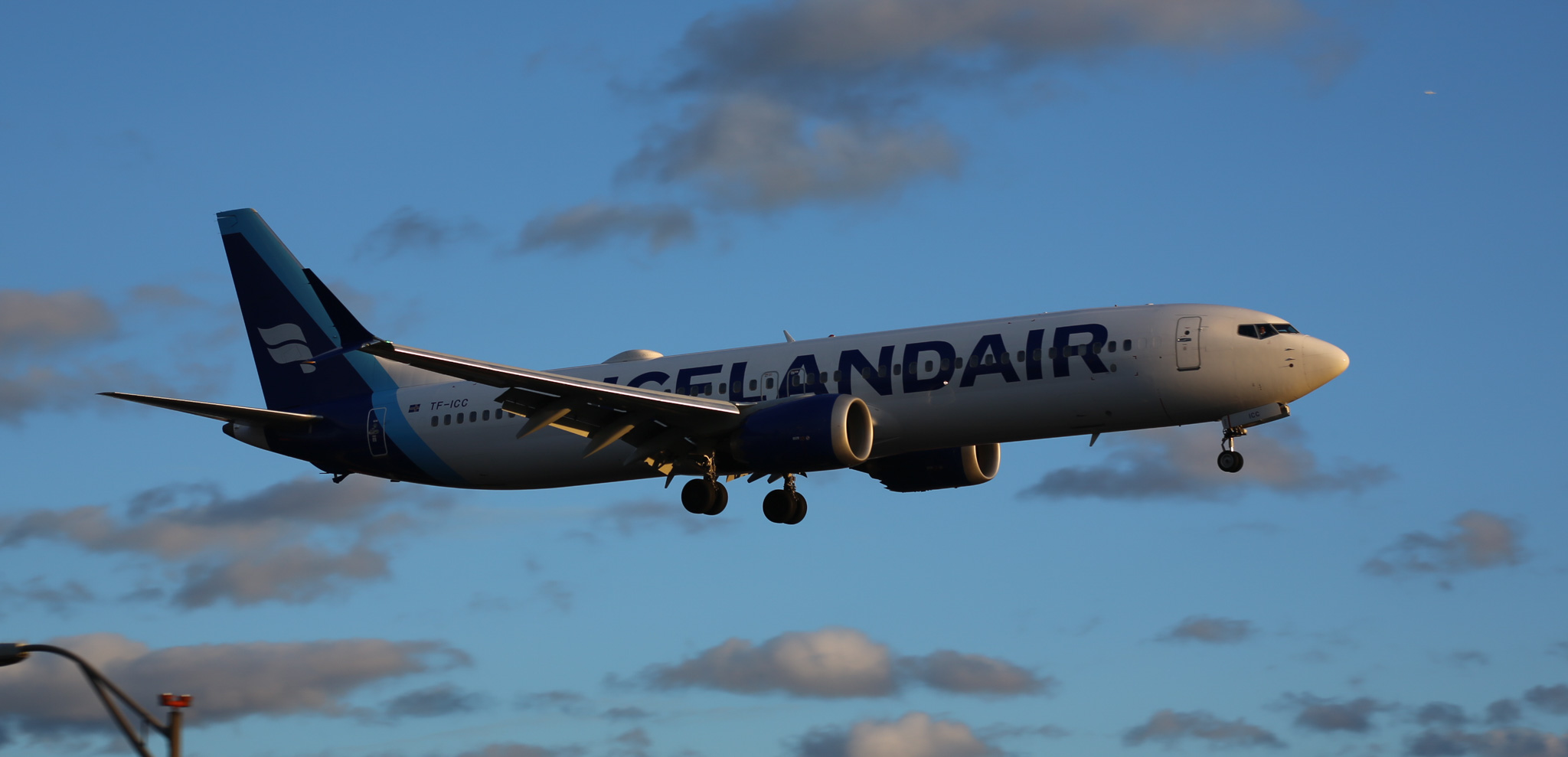 Full size: Icelandair Boeing 737 MAX 9 TF-ICC at Newark Liberty International Airport