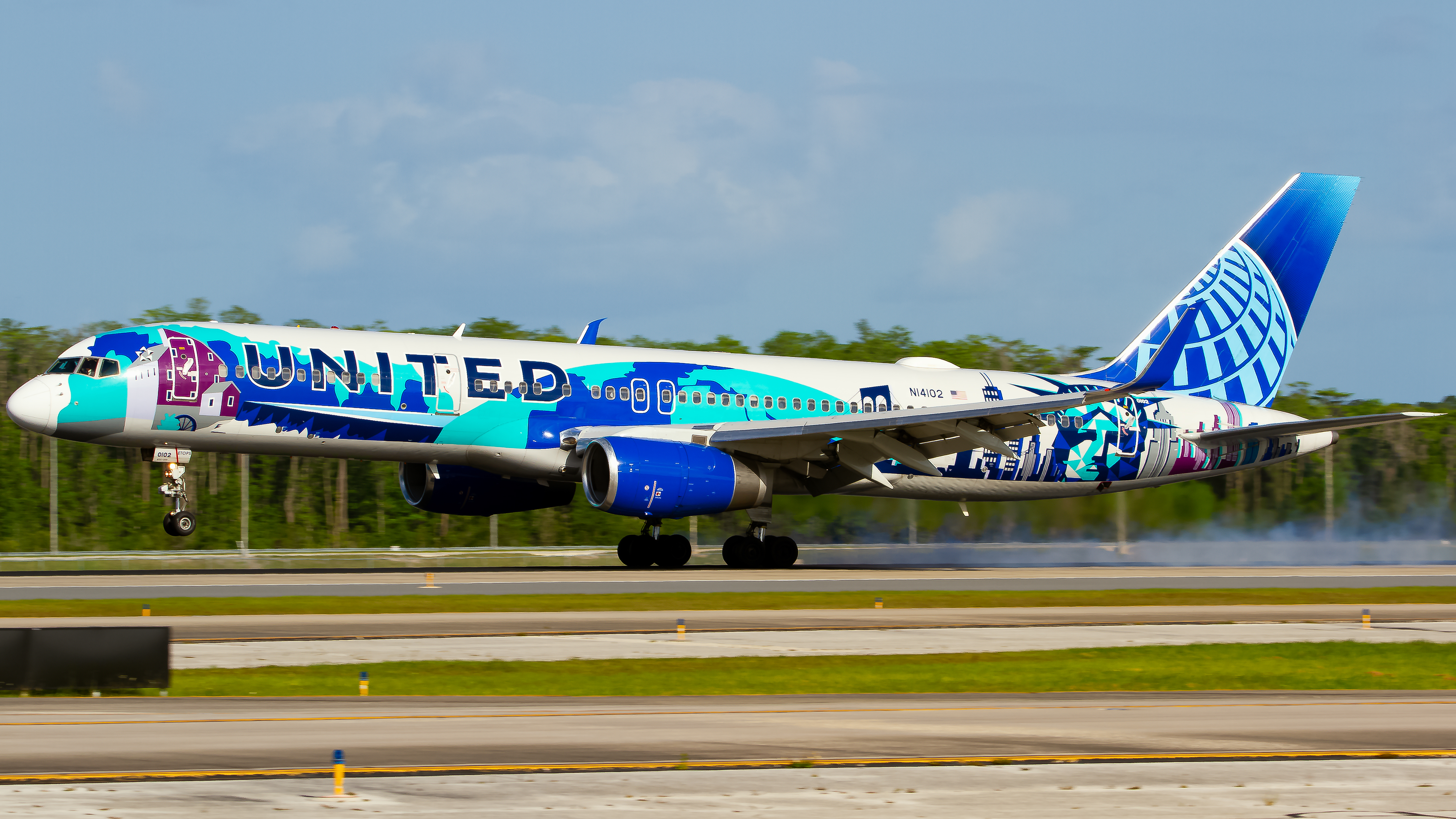 Full size: United Airlines Boeing 757-200 N14102 at Orlando International Airport