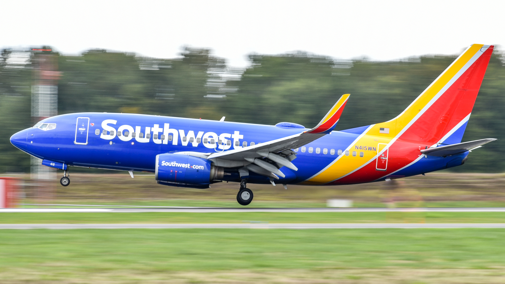 Full size: Southwest Airlines Boeing 737-700 N415WN at Portland International Airport