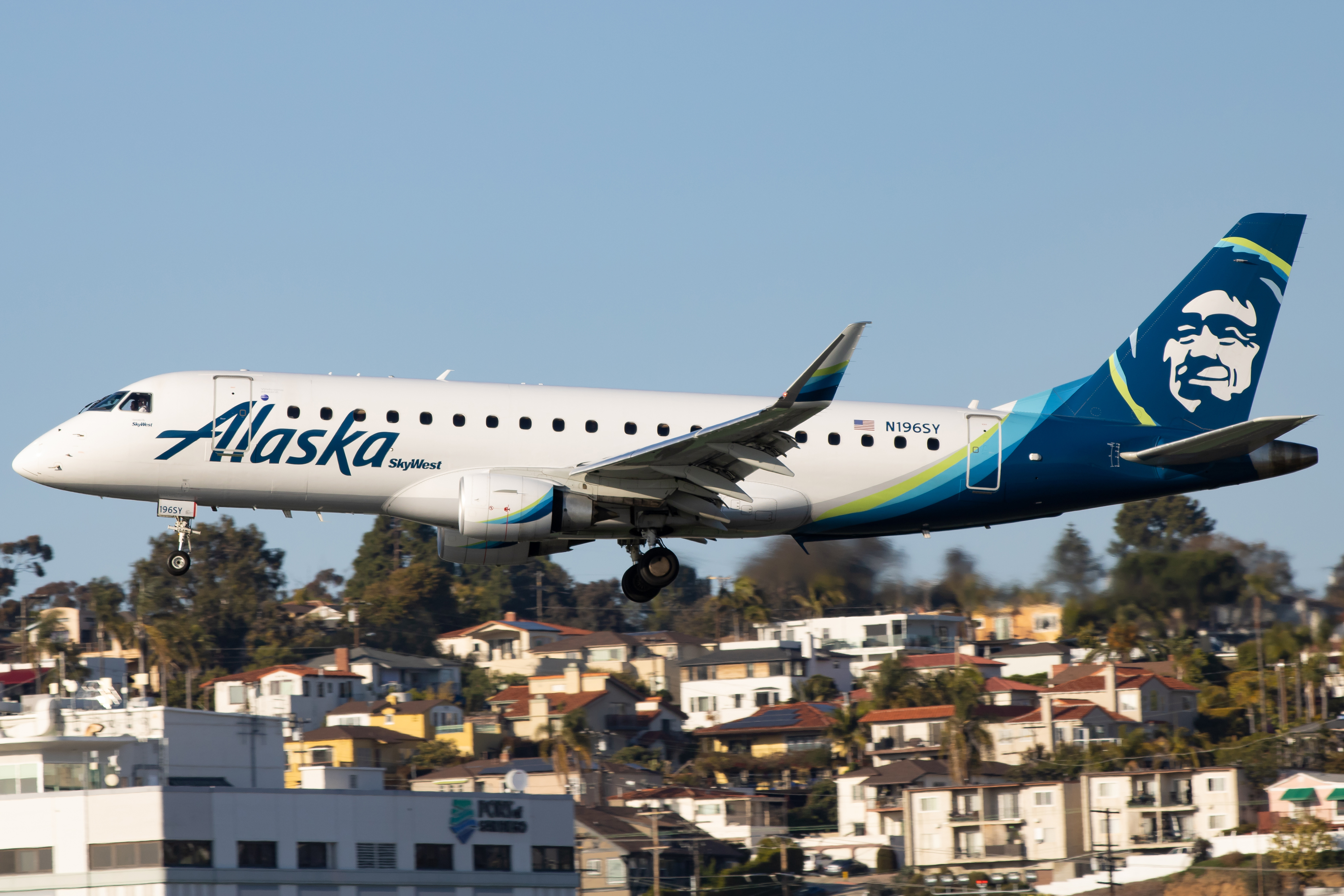 Full size: Alaska Airlines Embraer E175LR N196SY at San Diego International Airport