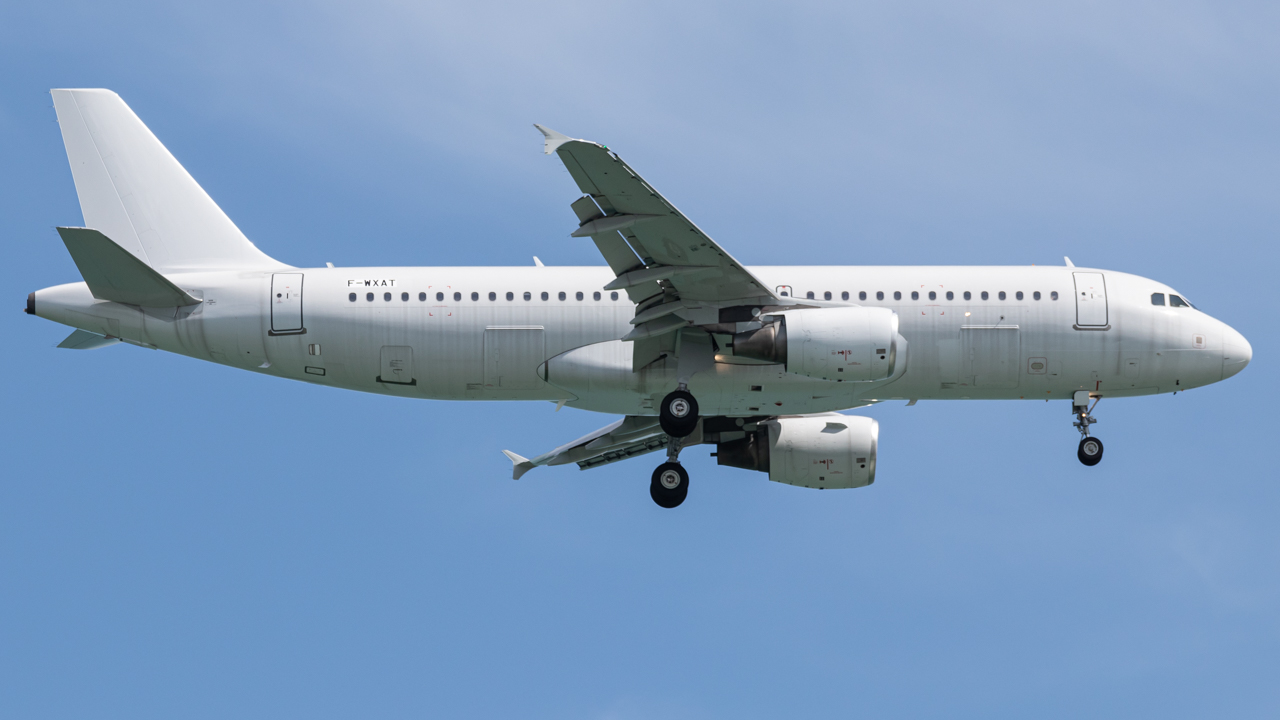 Full size: PRIVATE Airbus A320 F-WXAT at Singapore-Changi Airport