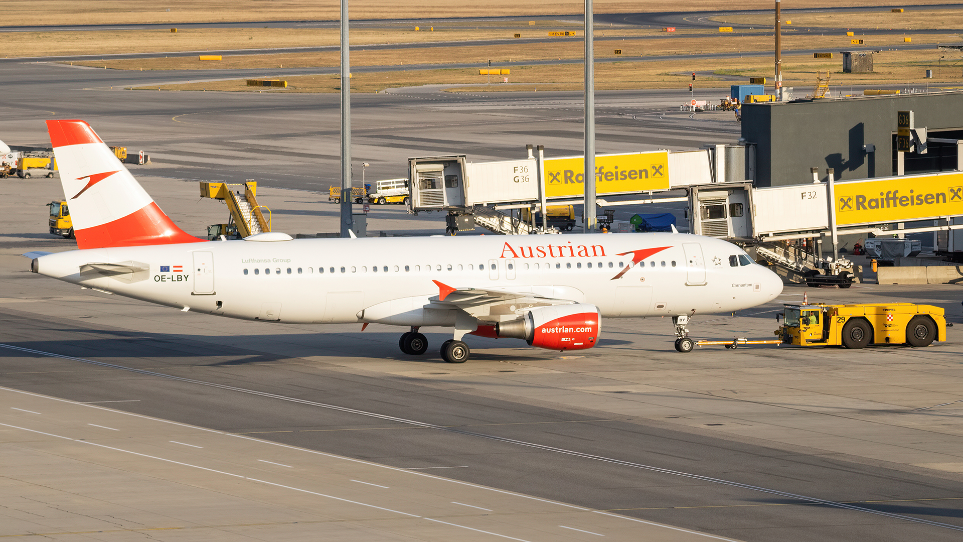 Full size: Austrian Airlines Airbus A320 OE-LBY at Vienna International Airport