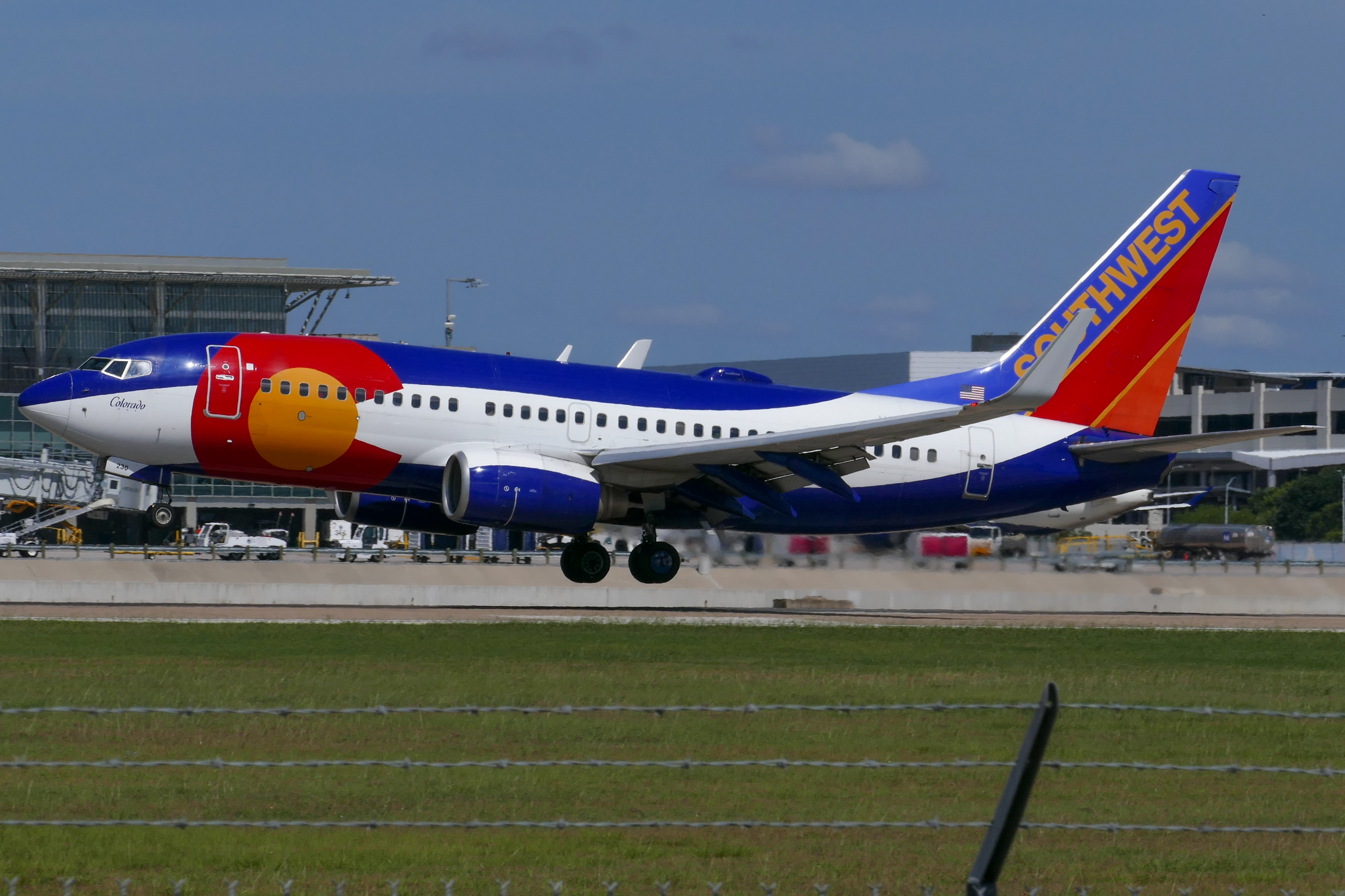 Full size: Southwest Airlines Boeing 737-700 N230WN at Austin-Bergstrom International Airport