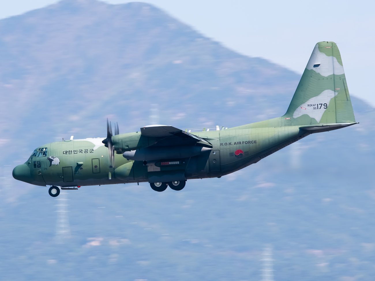 Full size: ROKAF Lockheed C-130H Hercules 95-179 at Gimhae International Airport