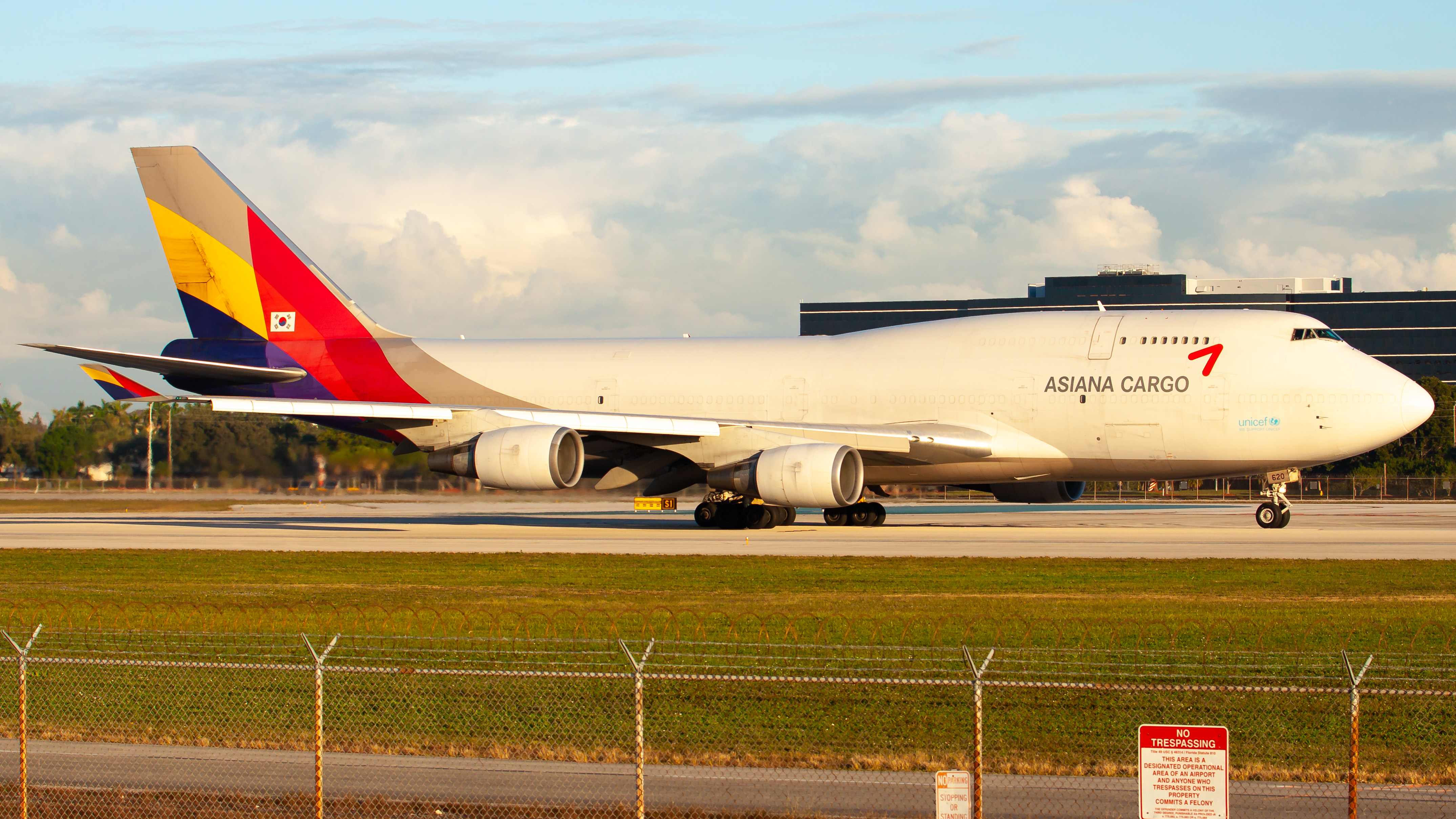 Full size: Asiana Airlines Cargo Boeing 747-400F HL7620 at Miami International Airport