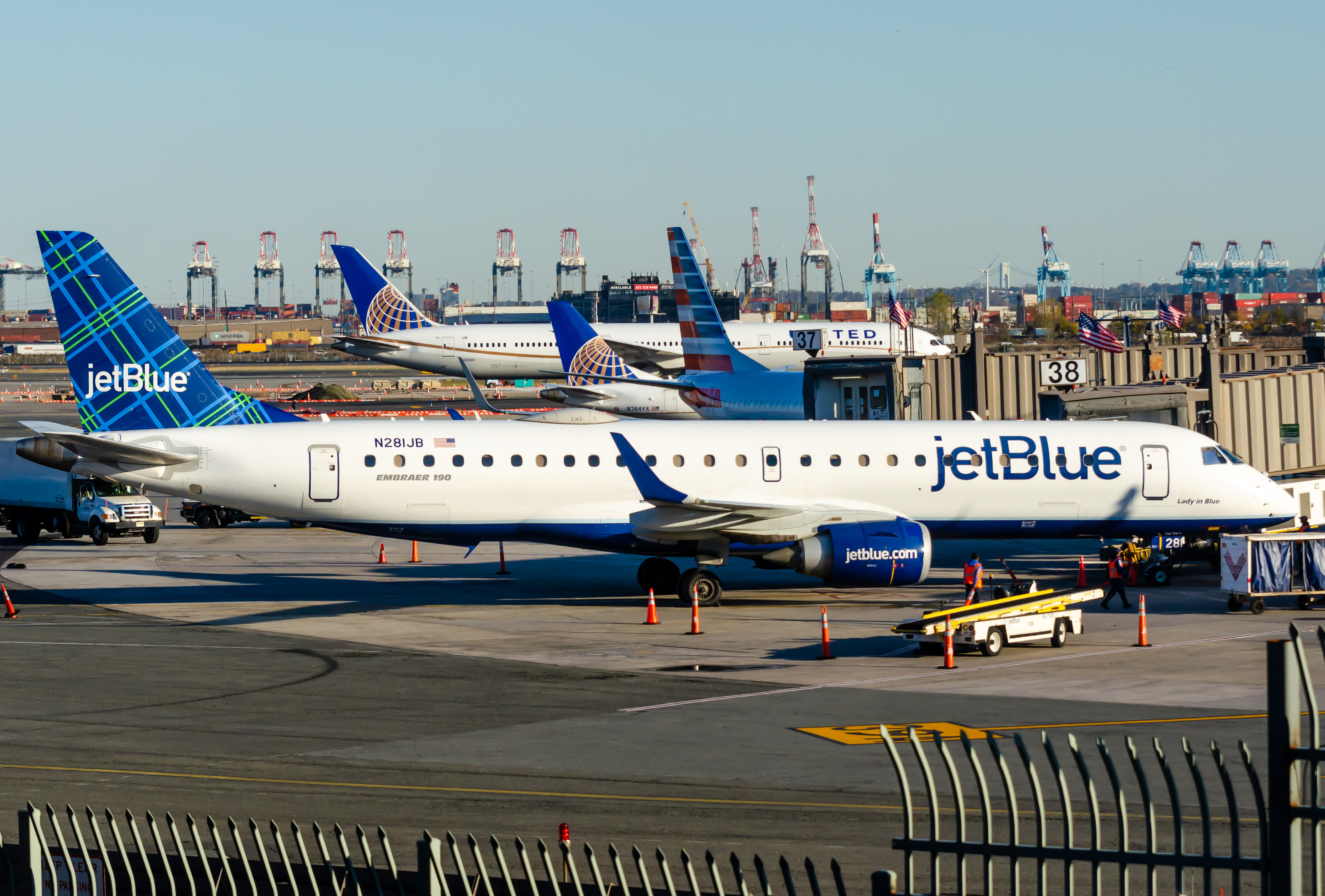 Full size: JetBlue Airways Embraer E190 N281JB at Newark Liberty International Airport