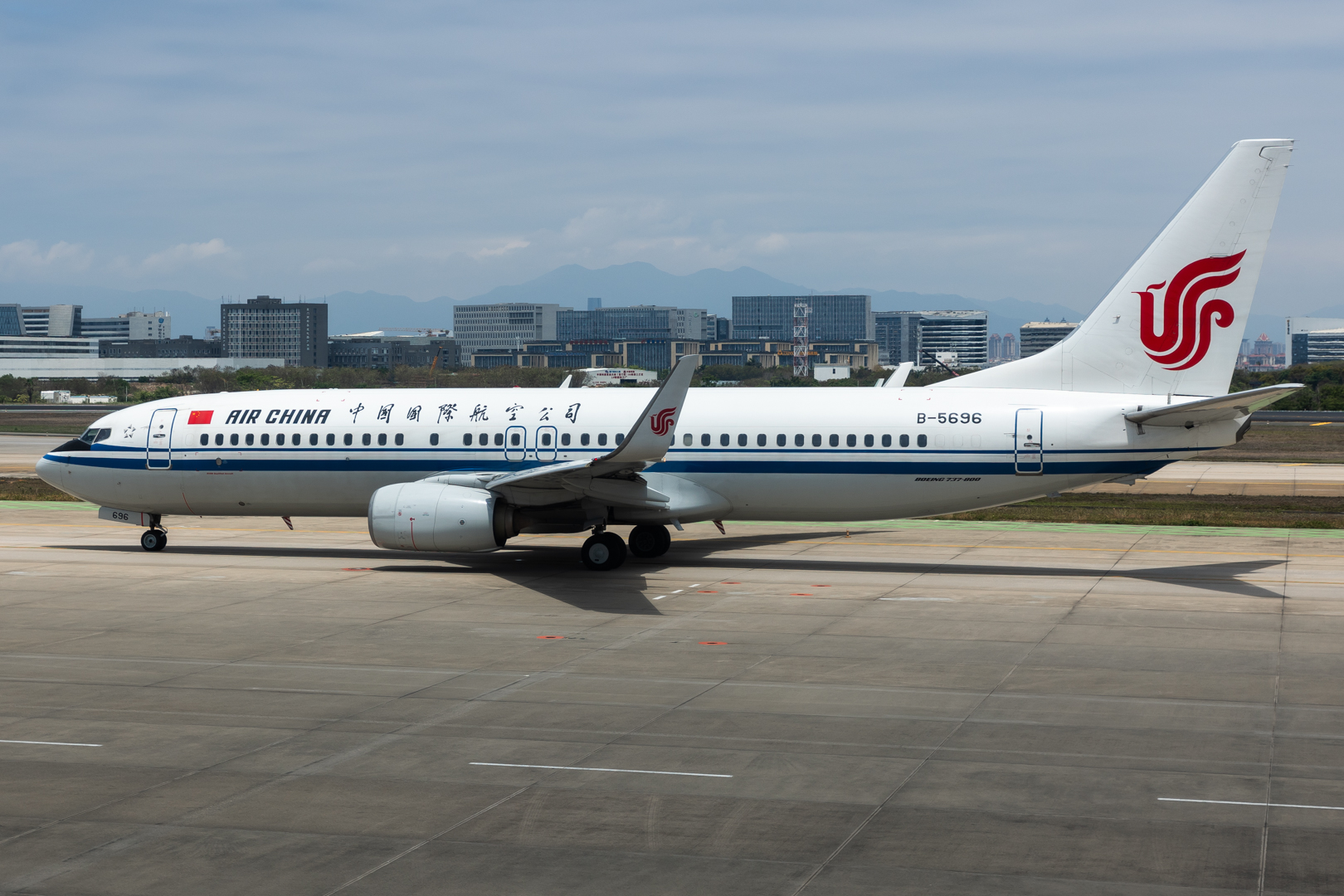 Full size: Air China Boeing 737-800 B-5696 at Xiamen Gaoqi International Airport