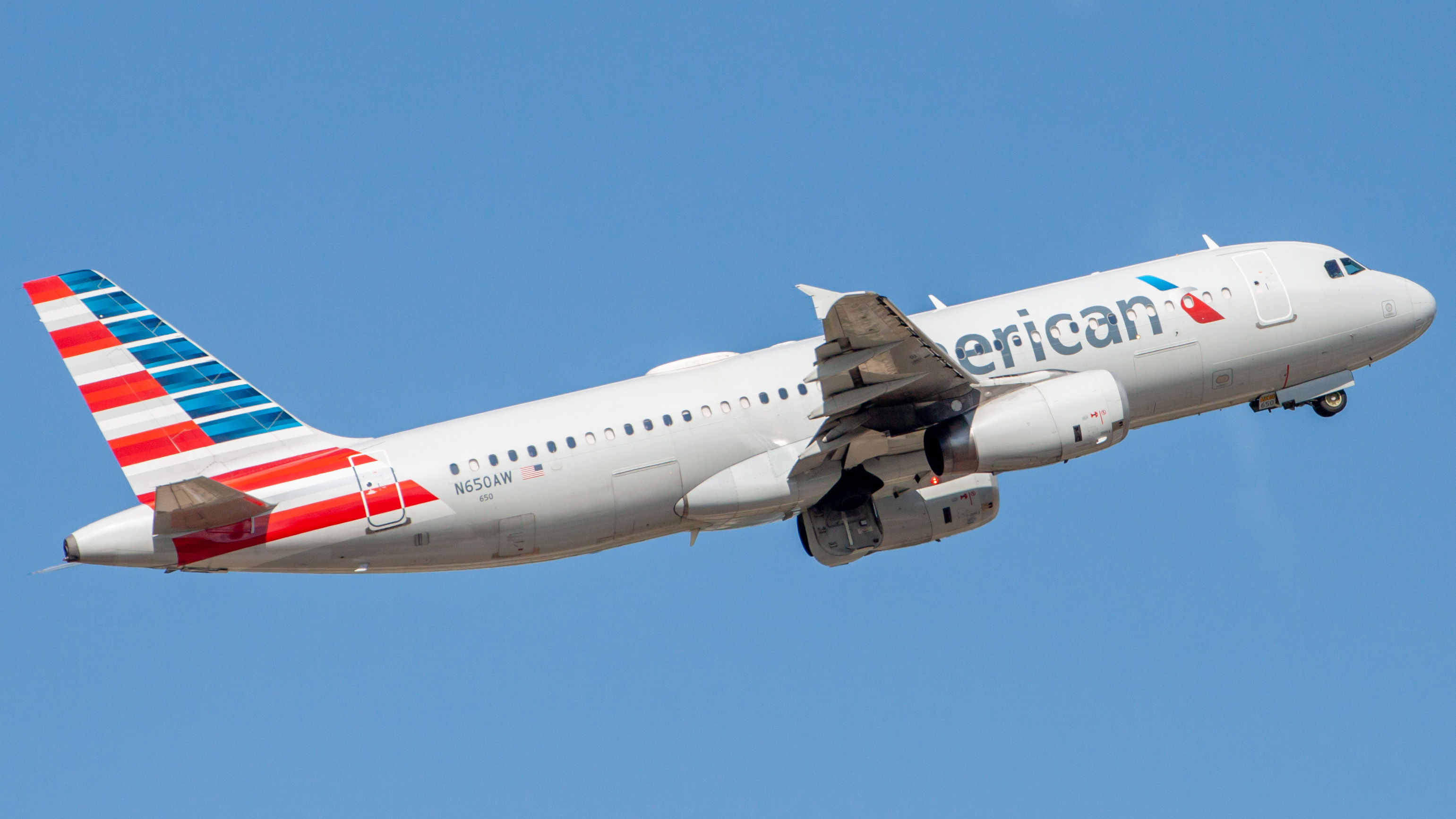 Full size: American Airlines Airbus A320 N650AW at Houston-George Bush Intercontinental Airport