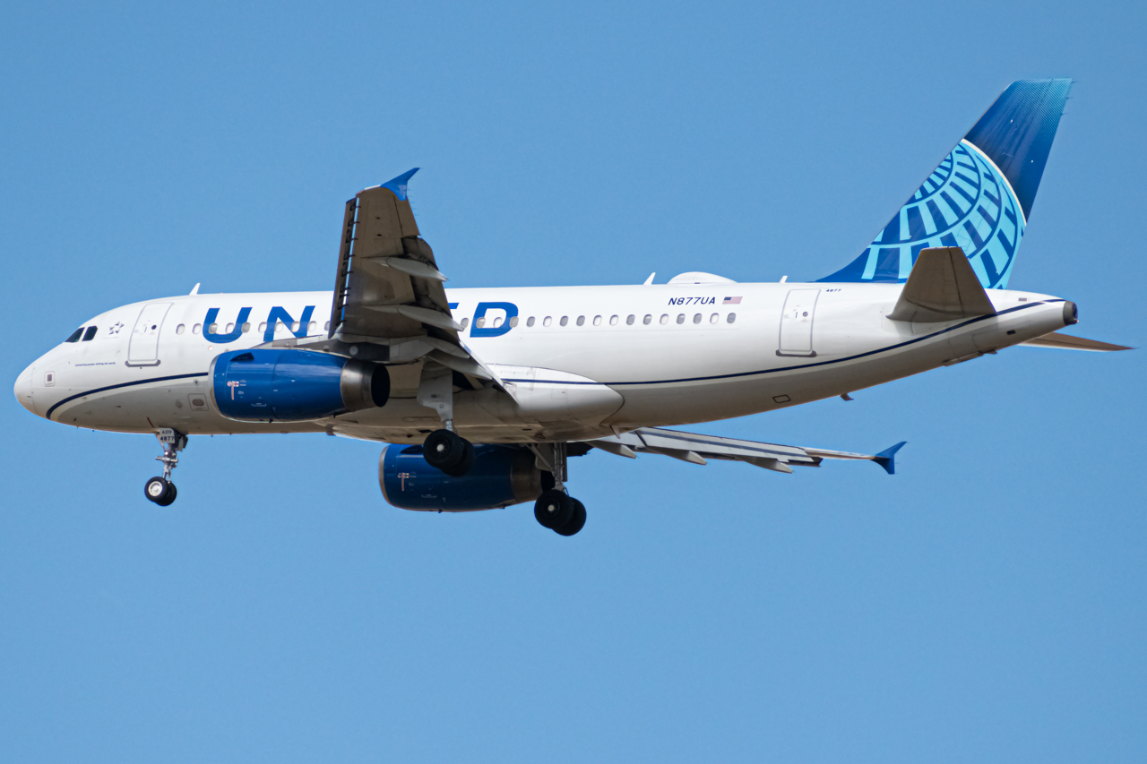 Full size: United Airlines Airbus A319 N877UA at Denver International Airport