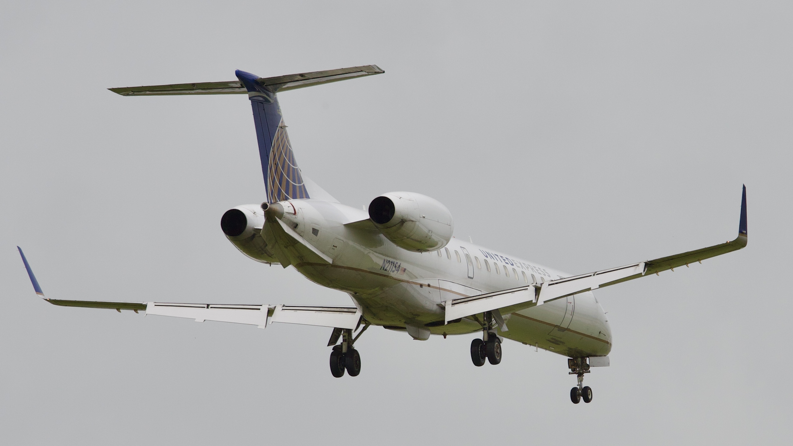 Full size: United Express Embraer ERJ145 N21154 at Houston-George Bush Intercontinental Airport