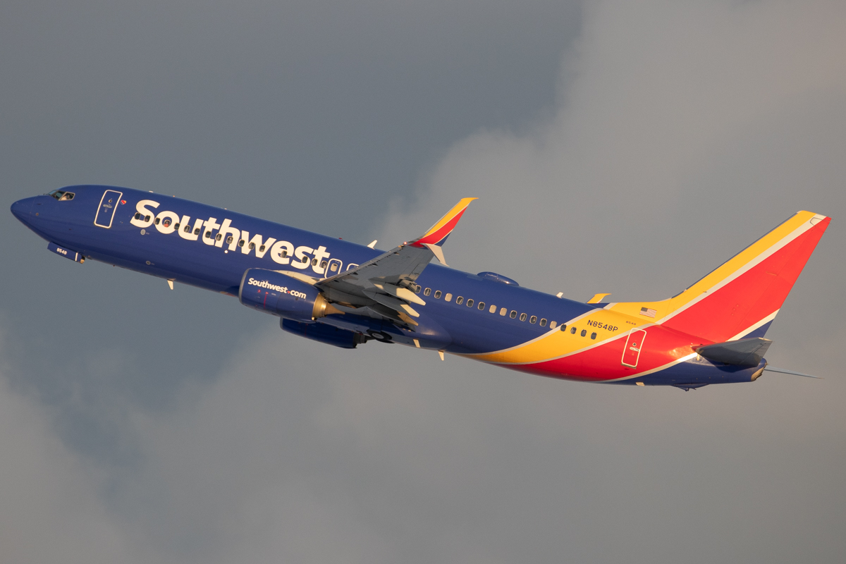 Full size: Southwest Airlines Boeing 737-800 N8548P at General Mitchell International Airport