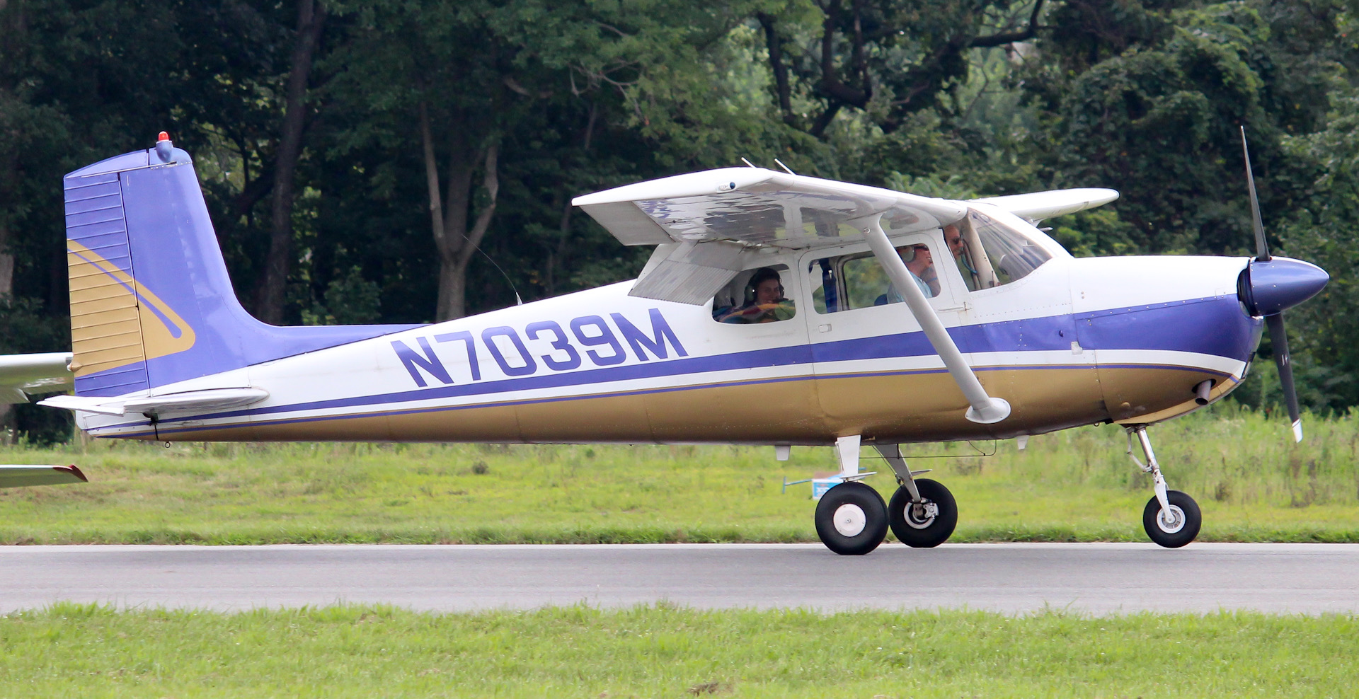 Full size: PRIVATE Cessna 172 N7039M at New Garden Airport