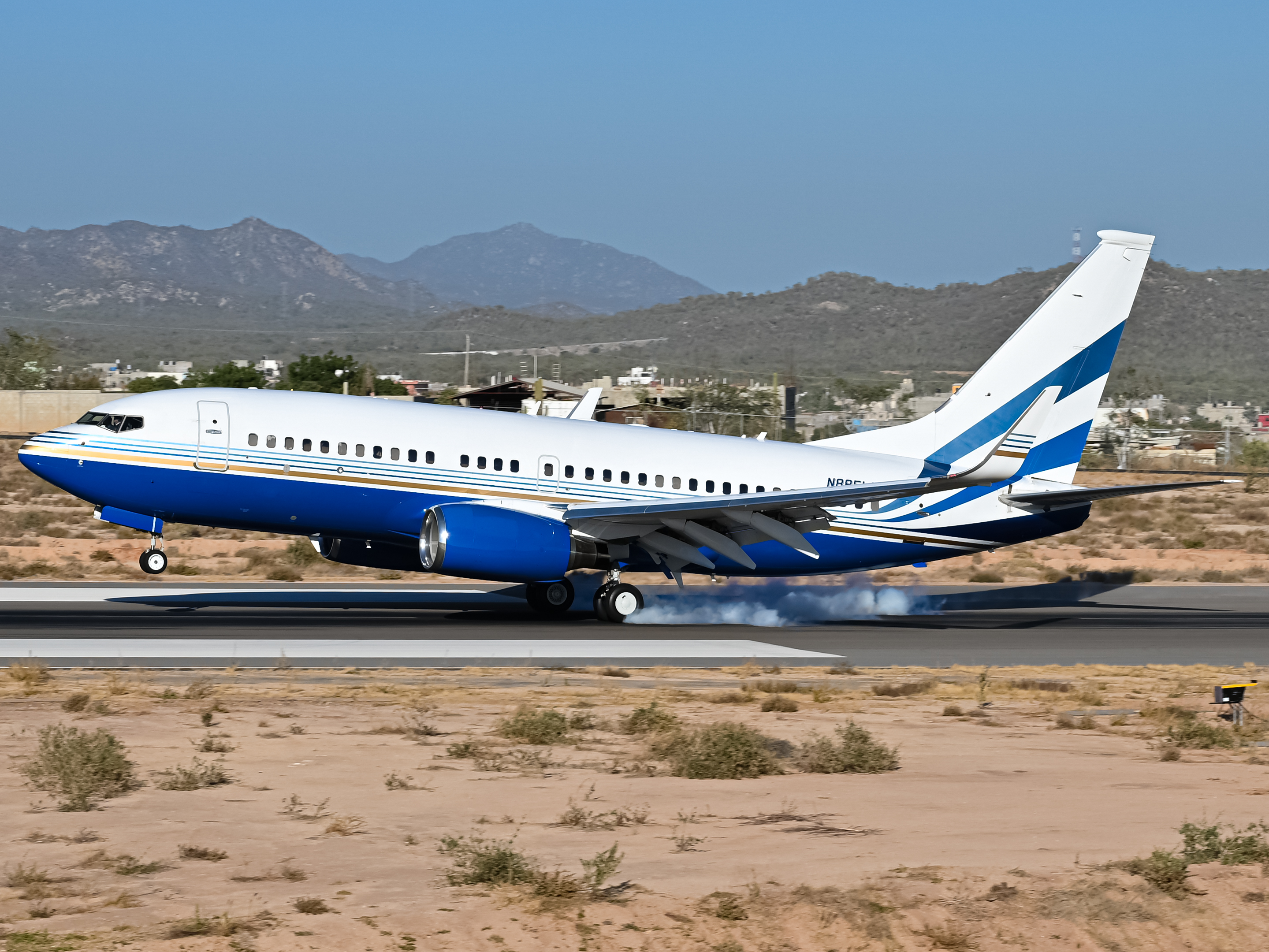 Full size: Las Vegas Sands  Boeing 737-700 N885LS at Aeropuerto de Cabo San Lucas Internacional
