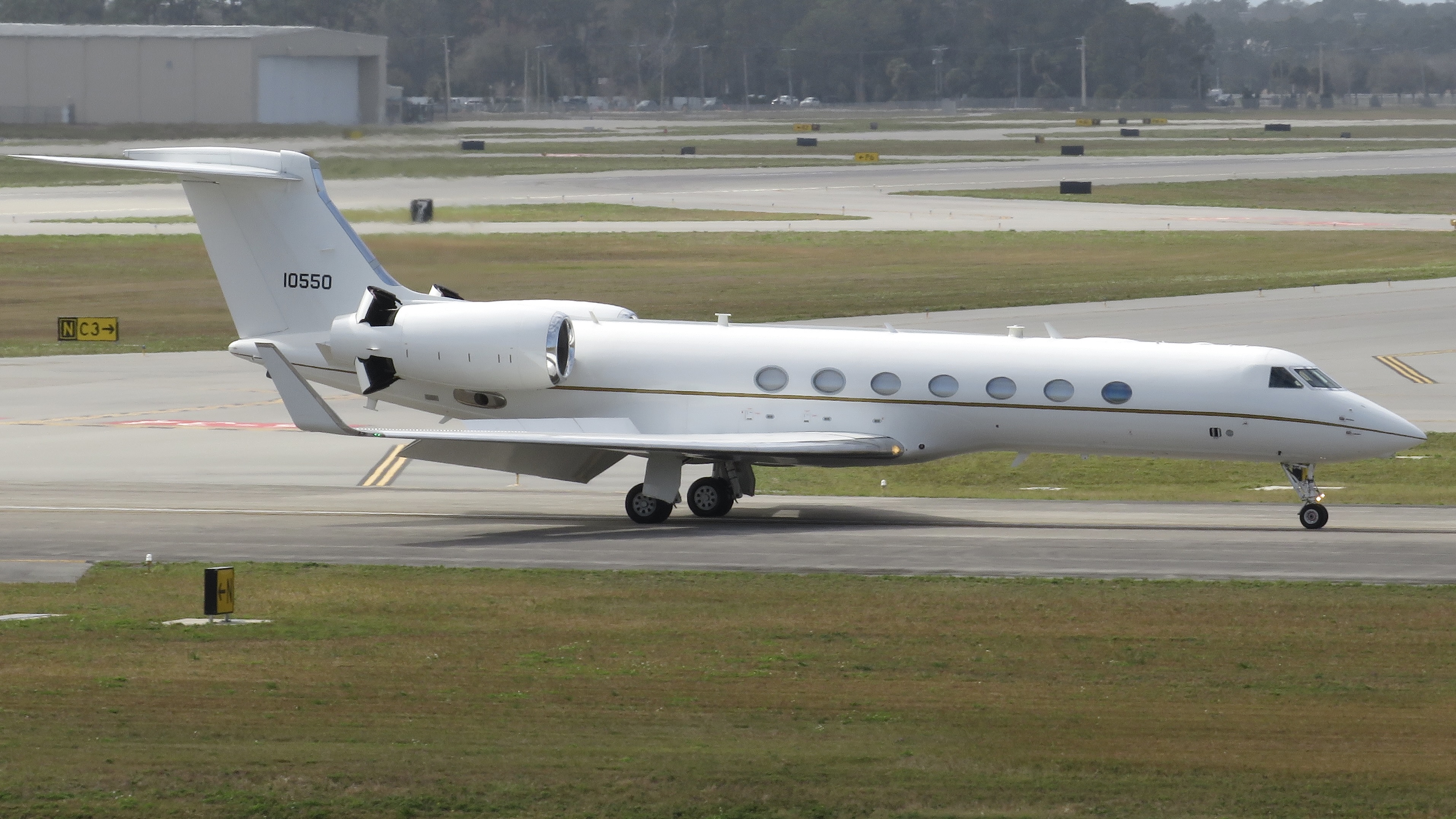 Full size: USAF - United States Air Force Gulfstream C-37B 11-0550 at Daytona Beach International Airport