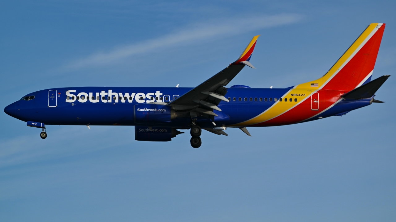 Full size: Southwest Airlines Boeing 737-800 N8542Z at Ronald Reagan National Airport