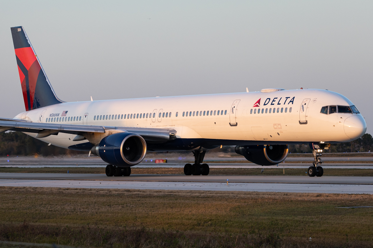 Full size: Delta Airlines Boeing 757-300 N586NW at Orlando International Airport
