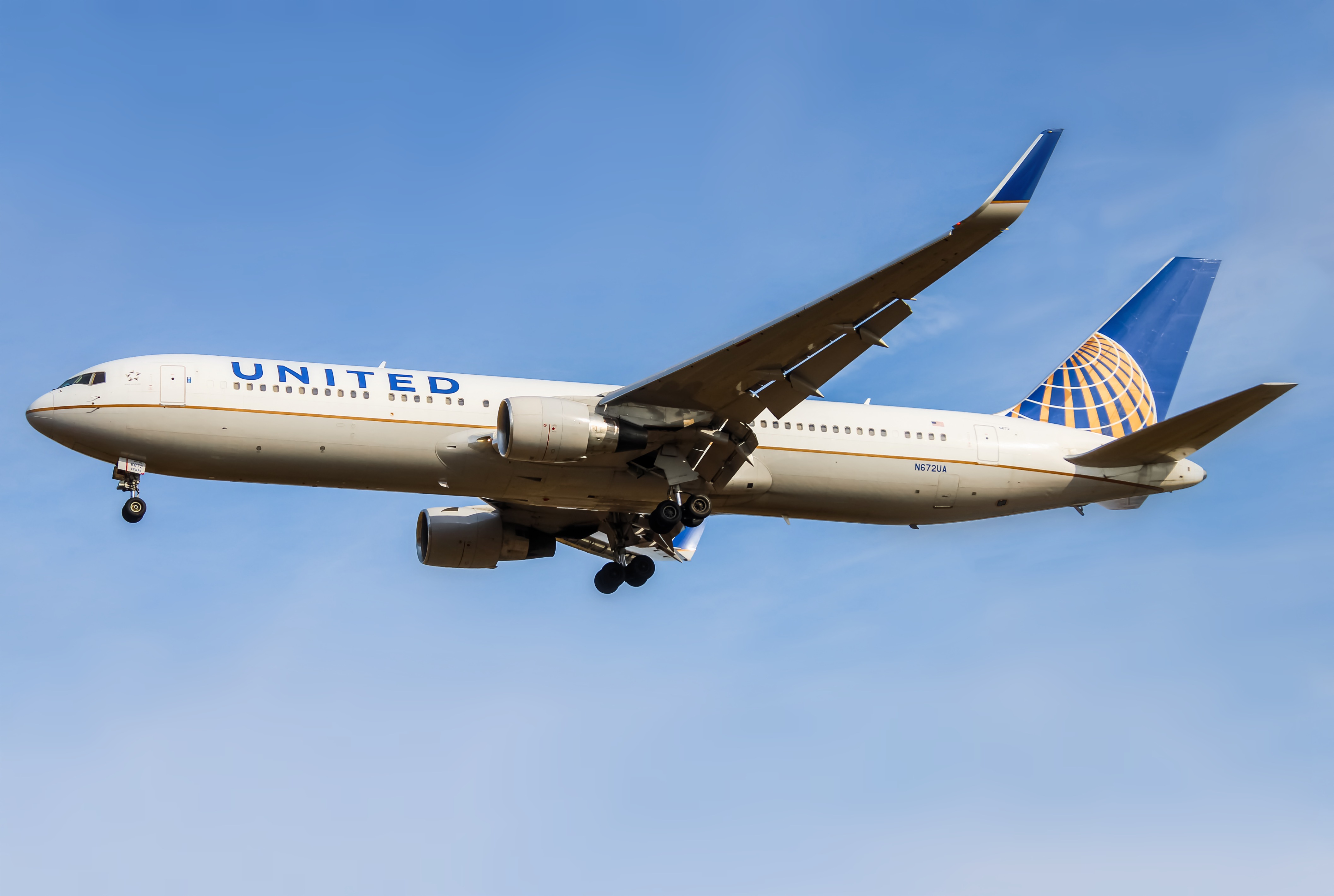 Full size: United Airlines Boeing 767-300ER N672UA at Washington Dulles International Airport