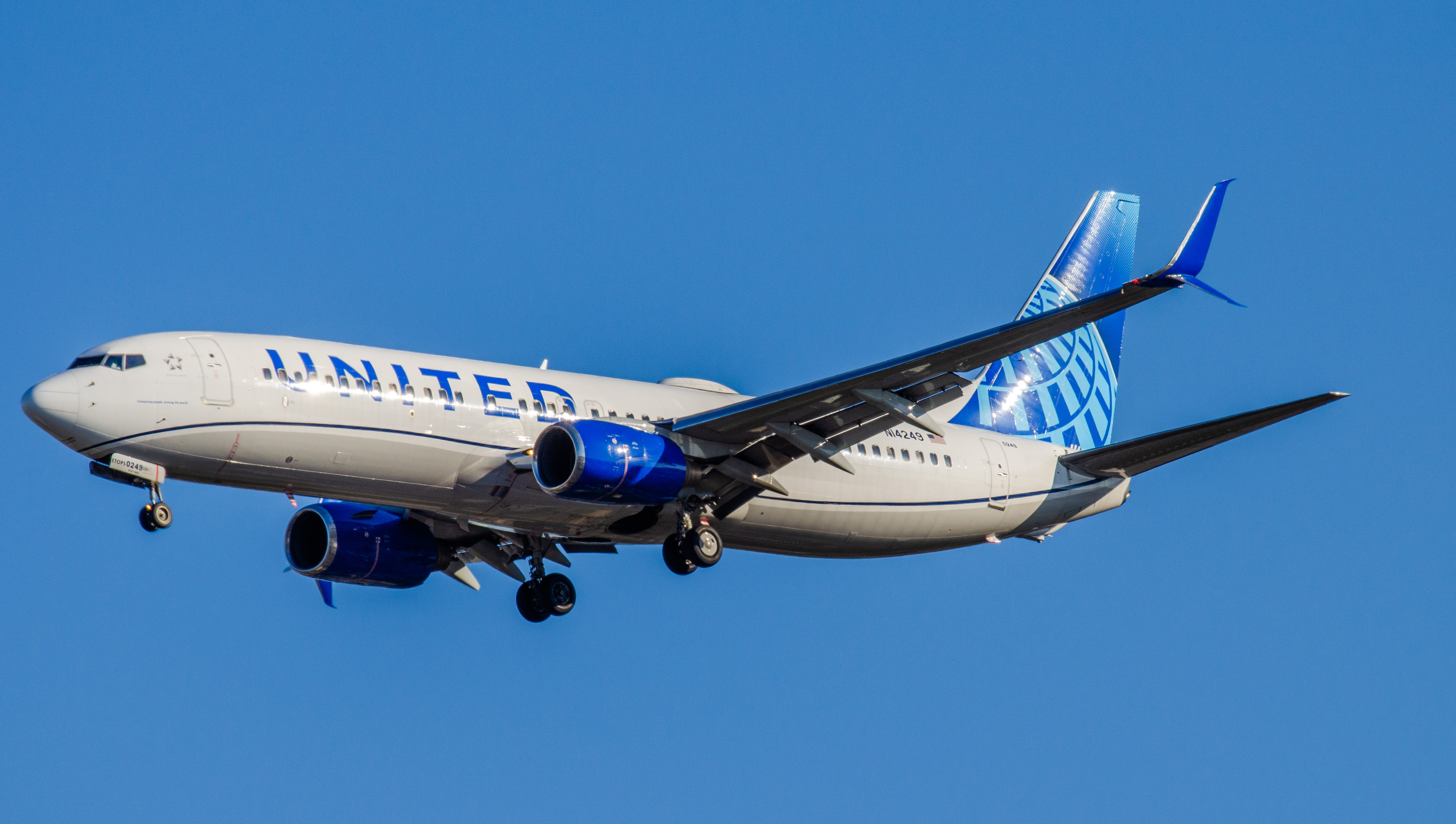 Full size: United Airlines Boeing 737-800 N14249 at Newark Liberty International Airport