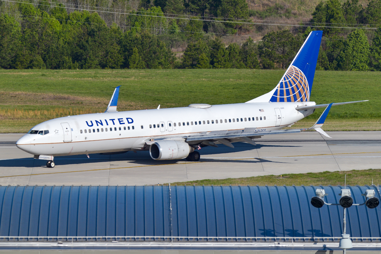 Full size: United Airlines Boeing 737-800 N76269 at Raleigh-Durham International Airport