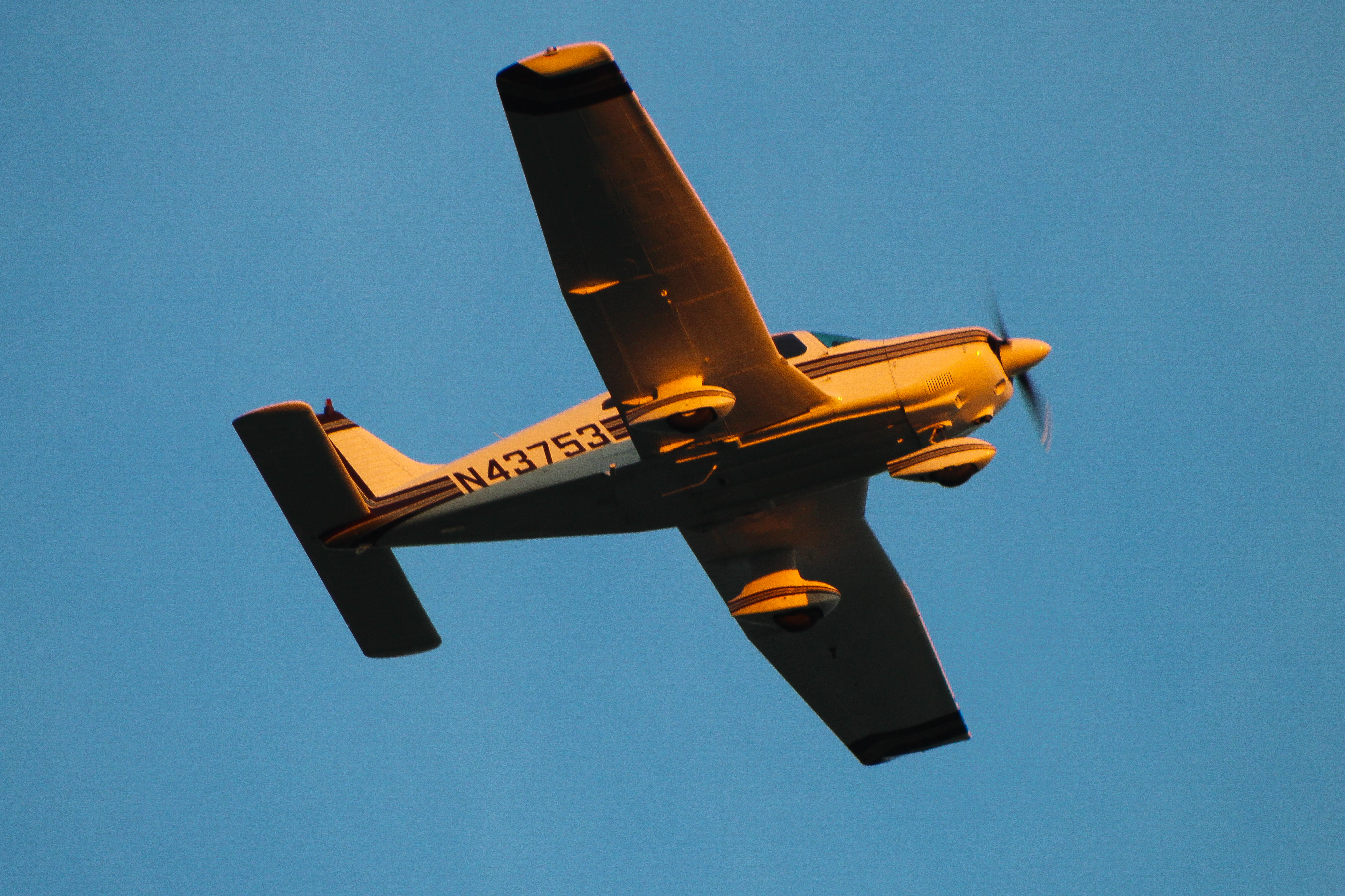 Full size: PRIVATE Piper pa-28 N43753 at Clermont County Airport