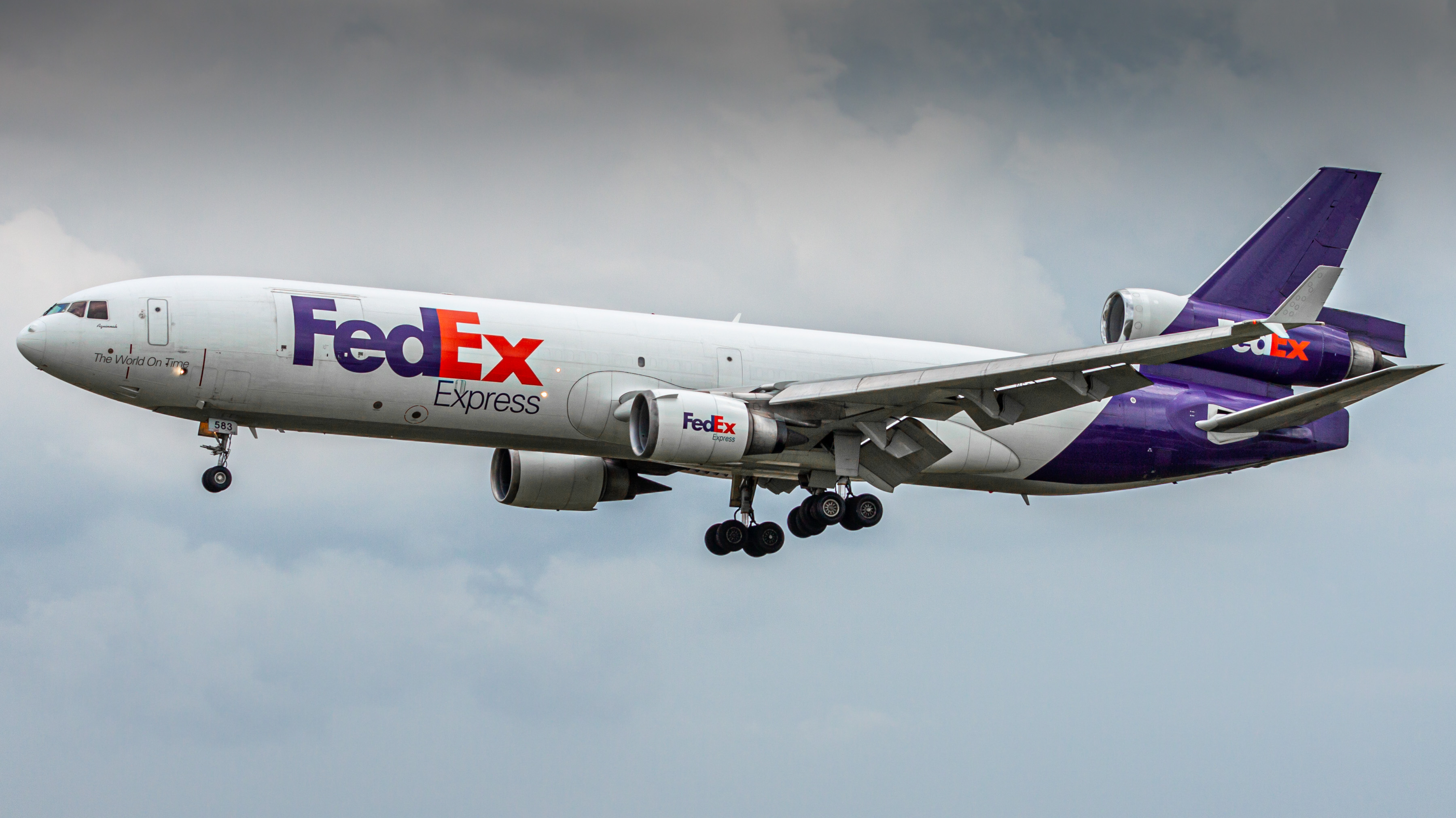 Full size: FedEx McDonnell Douglas MD-11F N583FE at Houston-George Bush Intercontinental Airport