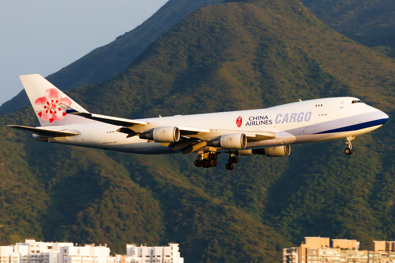 Full size: China Airlines Cargo Boeing 747-400F B-18706 at Hong Kong International Airport